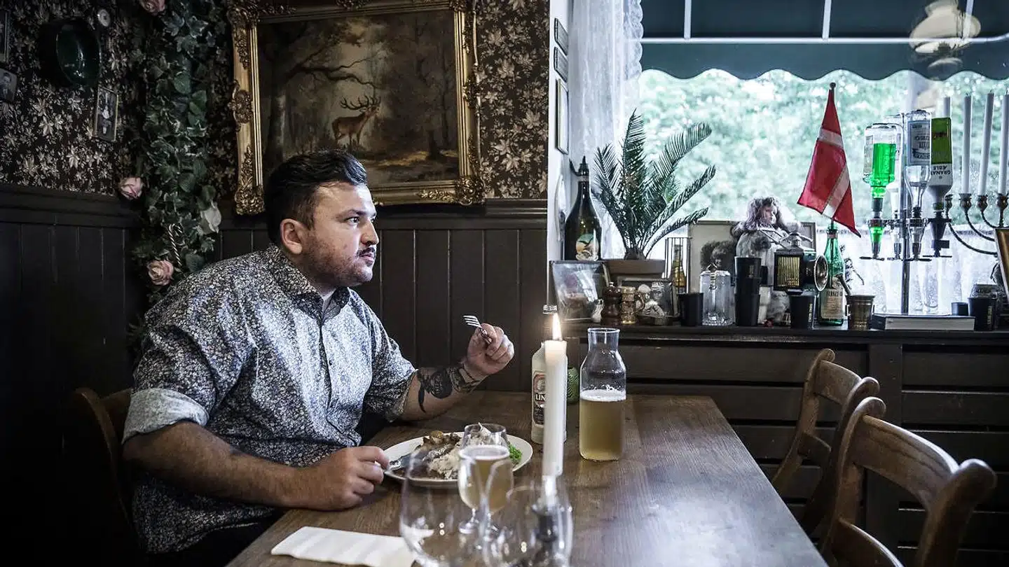 »Det har taget noget tid at finde ud af, for det er svært at skille sig af med en indgroet vane. Men samtidig er det sgu også svært at vide, hvor grænsen rent faktisk går,« siger kok og restaurantejer Umut Sakarya, der er blevet anklaget for sexistisk tale. Han er ejer af restauranterne Guldkroen, Guldgrillen og Guldkebab.