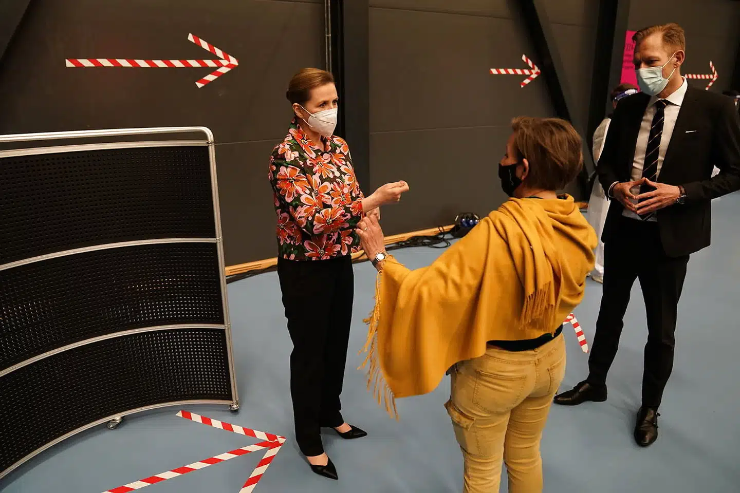 Statsminister Mette Frederiksen (S) besøger vaccinationscenteret i Roskilde Kongrescenter 12. april 2021.