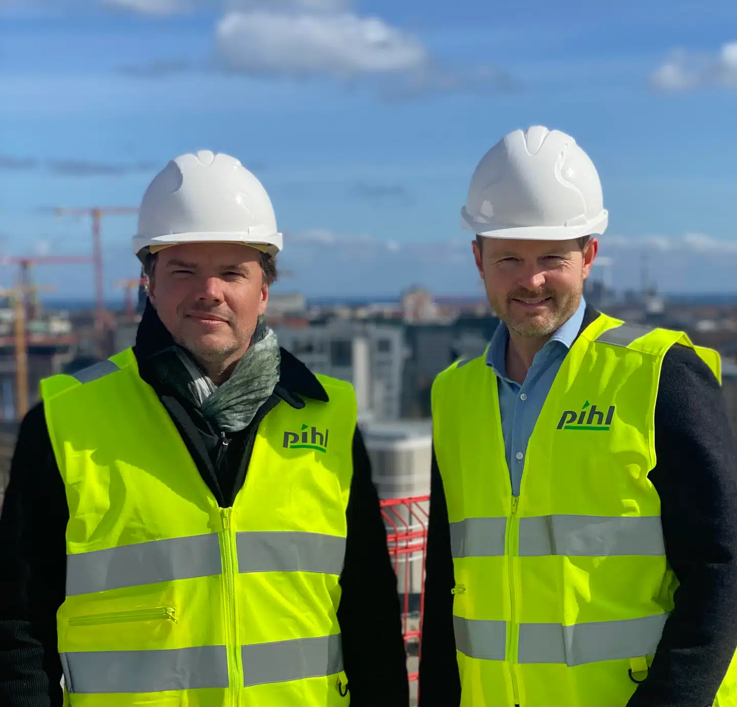 Stifter af og arkitekt i BIG Bjarke Ingels (tv.) og hovedaktionær i entreprenørvirksomheden Pihl Holdings Carsten Mindegaard skal samarbejde om nye bæredygtige byggeprojekter.