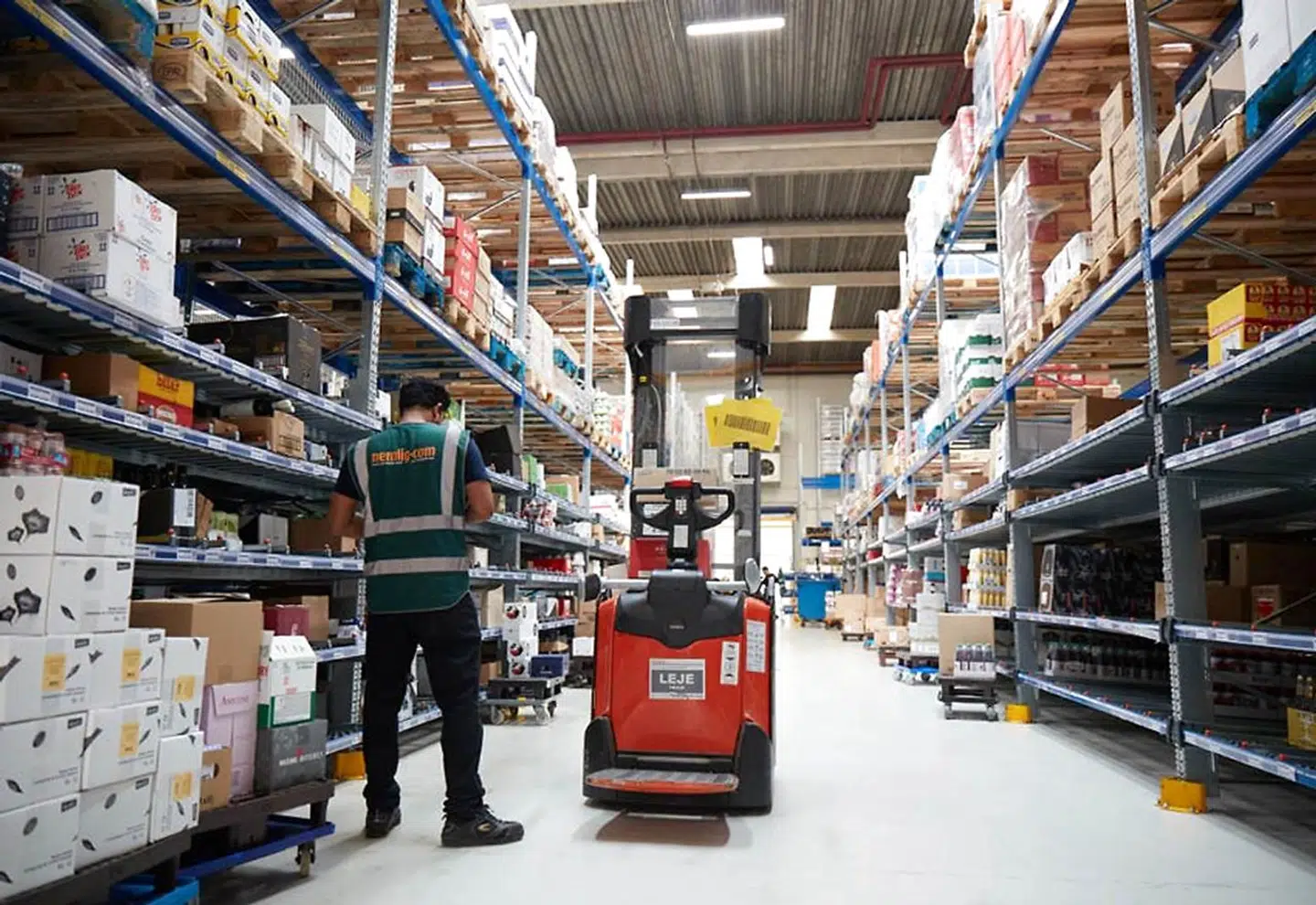 Nemlig.com hyrer militærfolk til at være »indpiskere«, skriver Fagbladet 3F efter mange kritisable forhold i de seneste dage er kommet frem om onlinesupermarkedet.