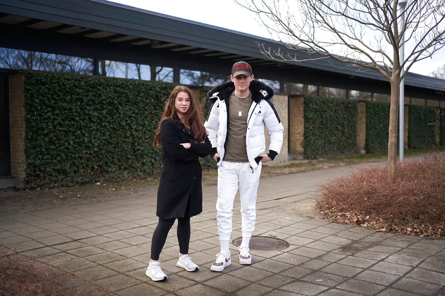 Asya Acelya Senol og Louis Deleurand går i 9.A. på Vibeholmskolen i Ishøj. De skal om tre uger til deres første afgangseksamen, men er endnu ikke begyndt at forberede sig i skolen. De har siden december haft fire fysiske skoledage og frygter, at dette vil påvirke deres eksamener og tiden efter.