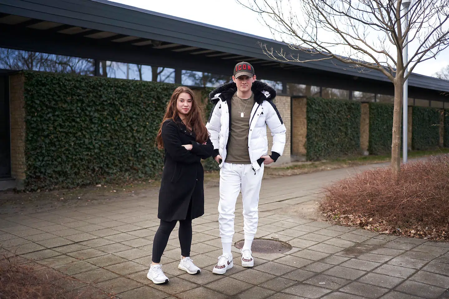 Asya Acelya Senol og Louis Deleurand går i 9.A. på Vibeholmskolen i Ishøj. De skal om tre uger til deres første afgangseksamen, men er endnu ikke begyndt at forberede sig i skolen. De har siden december haft fire fysiske skoledage og frygter, at dette vil påvirke deres eksamener og tiden efter.