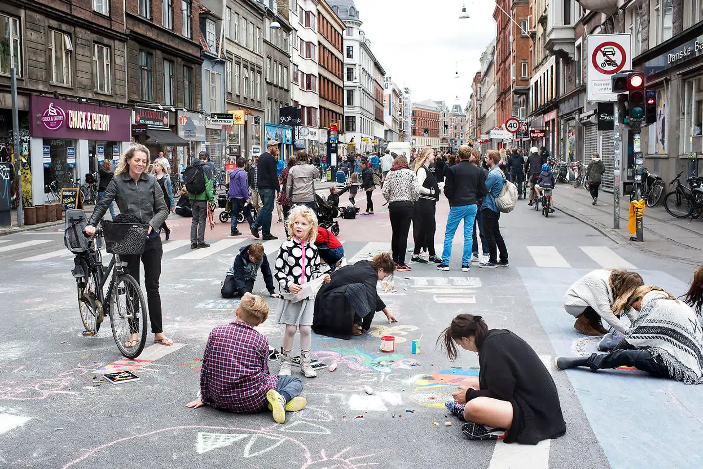 Socialdemokraternes drøm hviler på et fundament af ting som borgerne skal være »fri« for. Men for denne læser at se består en grøn omstilling af bedre tilbud, ikke blot flere forbud, siger Emilie la Cour. Her afholdes bilfri søndag i København i 2016.