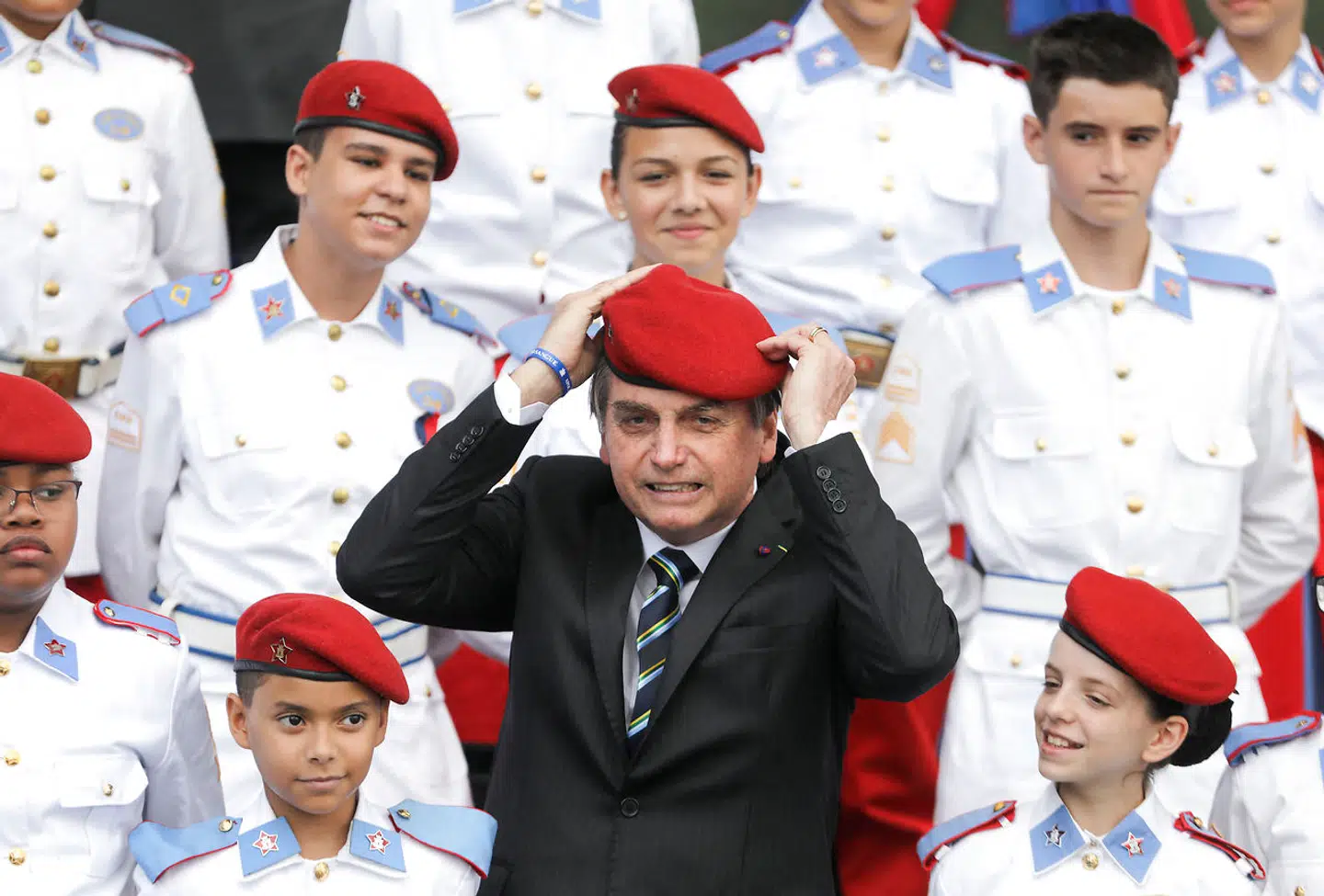 Jair Bolsonaro, der her deltager i en ceremoni for kadetter i 2019, har en fortid som soldat, og hans regering er fyldt med officerer. Han beundrer åbenlyst militærdiktaturet, der regerede Brasilien fra 1964 til 1985. Skal de seneste ugers udskiftninger i ledelsen af de væbnede styrker ses som en udrensning af demokratisk sindede officerer?