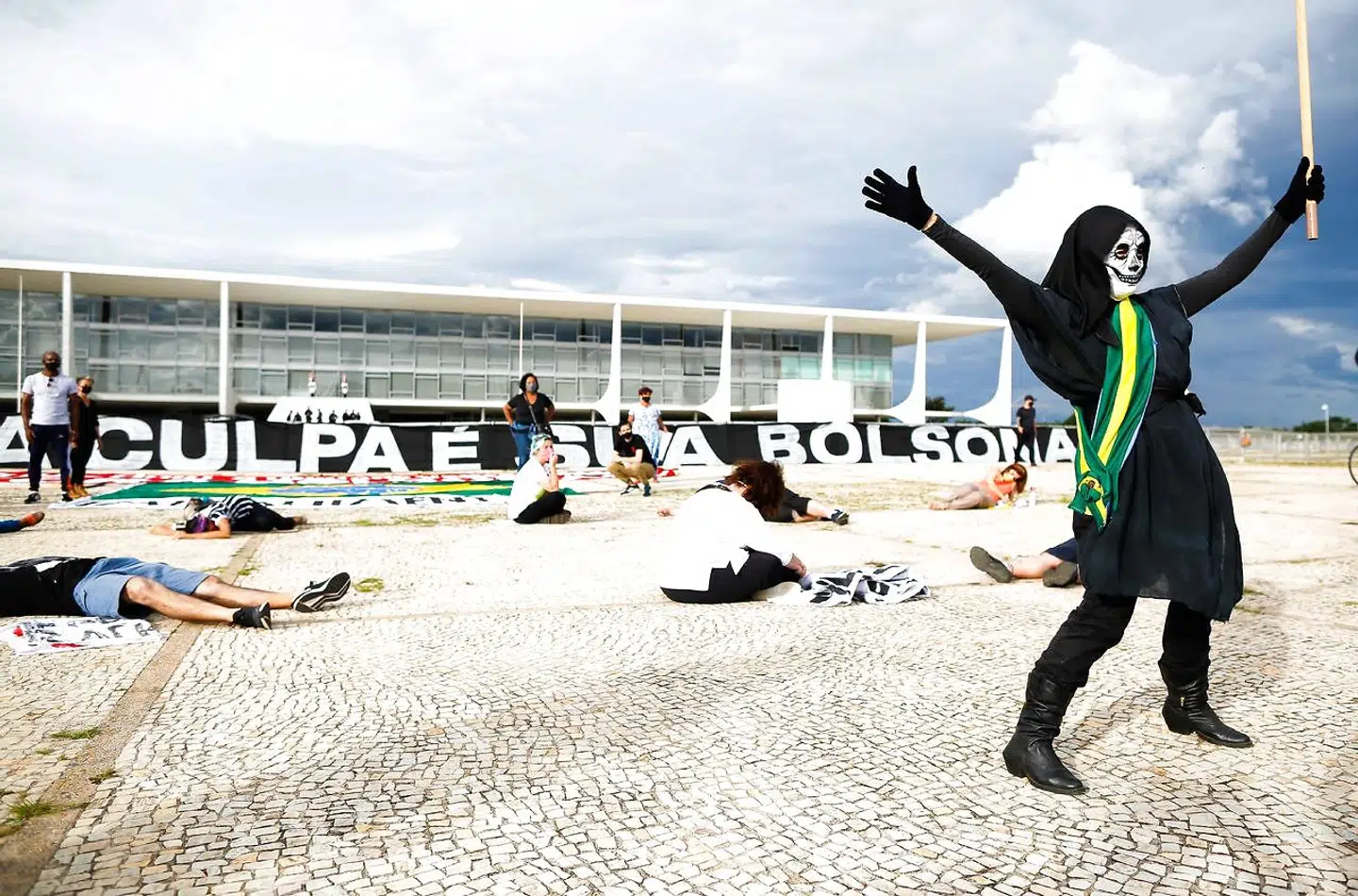 Modstandere af Jair Bolsonaro og hans bagatellisering af pandemien demonstrerer uden for præsidentpaladset i Brasilia.