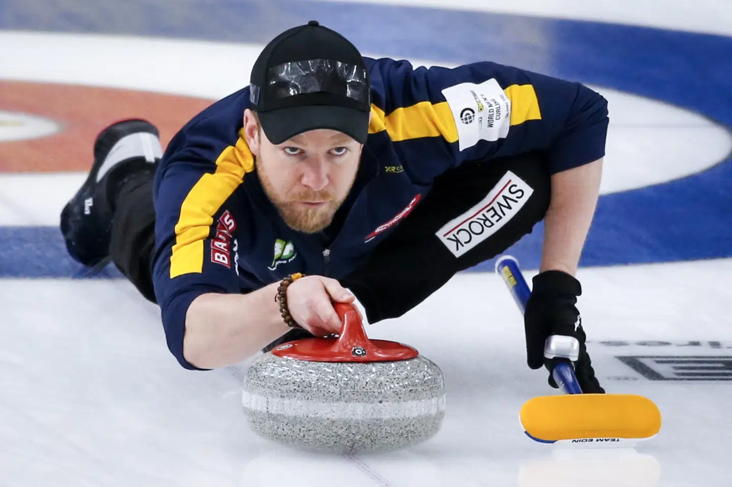 Sveriges skipper Niklas Edin skal sammen med resten af det svenske hold forsøge at spille sig i finalen ved VM i curling. Jeff Mcintosh/Ritzau Scanpix