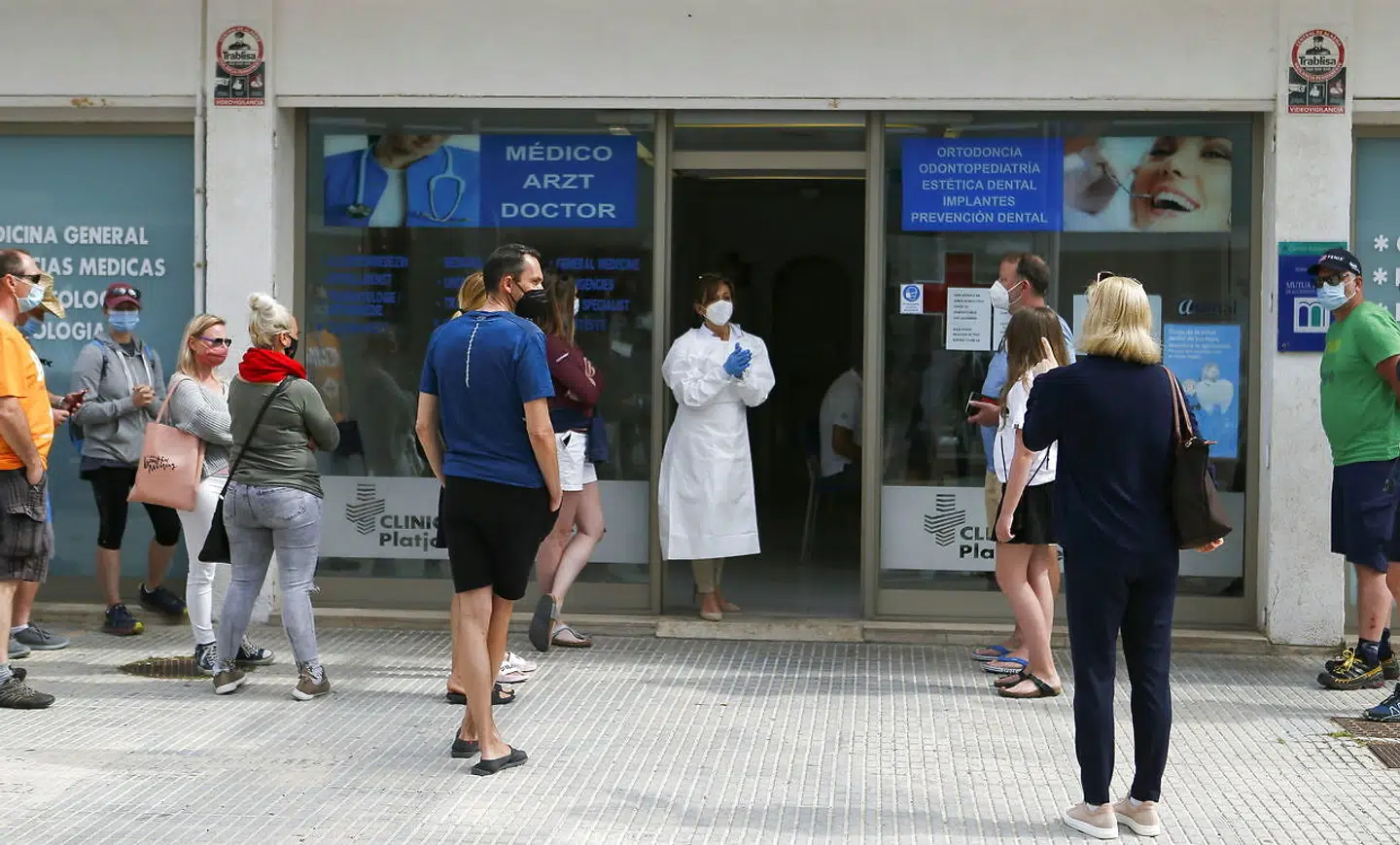Playa de Palma i Palma de Mallorca har fået en nyt indslag på strandpromenaden, et coronatestcenter, hvor turister står i kø for at bliver coronatestet.