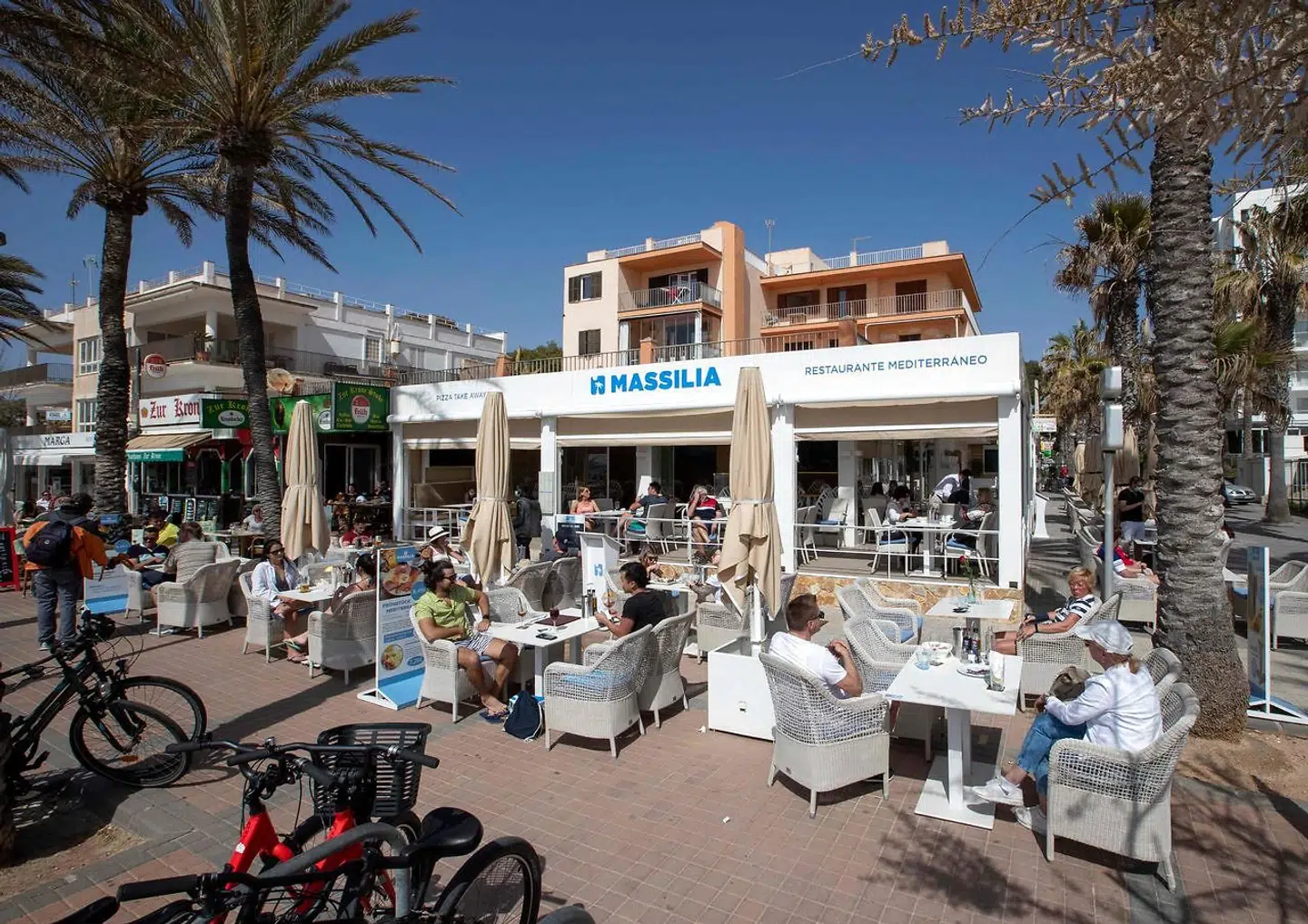 Modsat i Danmark er det muligt at spise og drikke en kold øl på en restaurant på Mallorca, såfremt restauranten har åbnet for sæsonen.