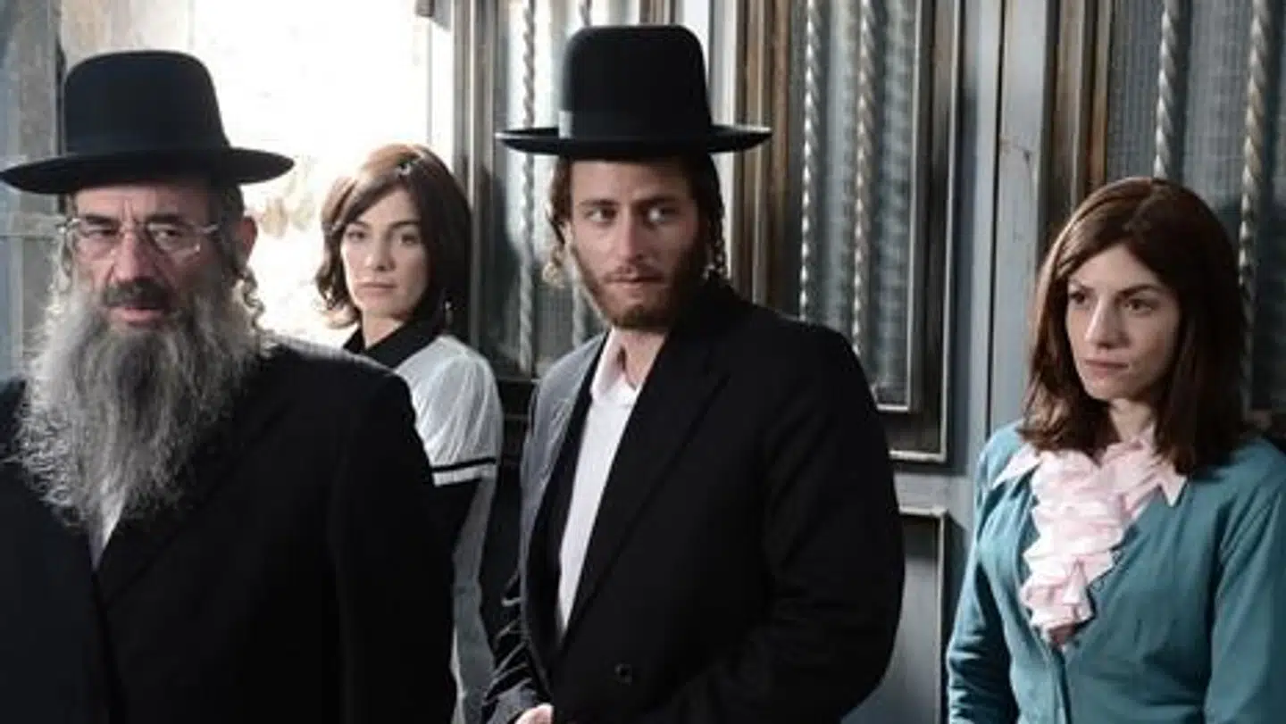 Netflix-serien Shtisel udspiller sig i et ultraortodokst miljø i Jerusalem. Personernes verden har rødder i Østeuropa i 1700-tallet og disse jøder lever deres eget religiøse liv isoleret fra mainstream samfund i Israel og USA. Alligevel har serien om disse jøder været en verdenssucces, fordi deres problemer et almenmenneskelige. På fotografiet ses hovedpersonerne fra serien og der spilles forrygende. Foto: Shtisels officielle foto.