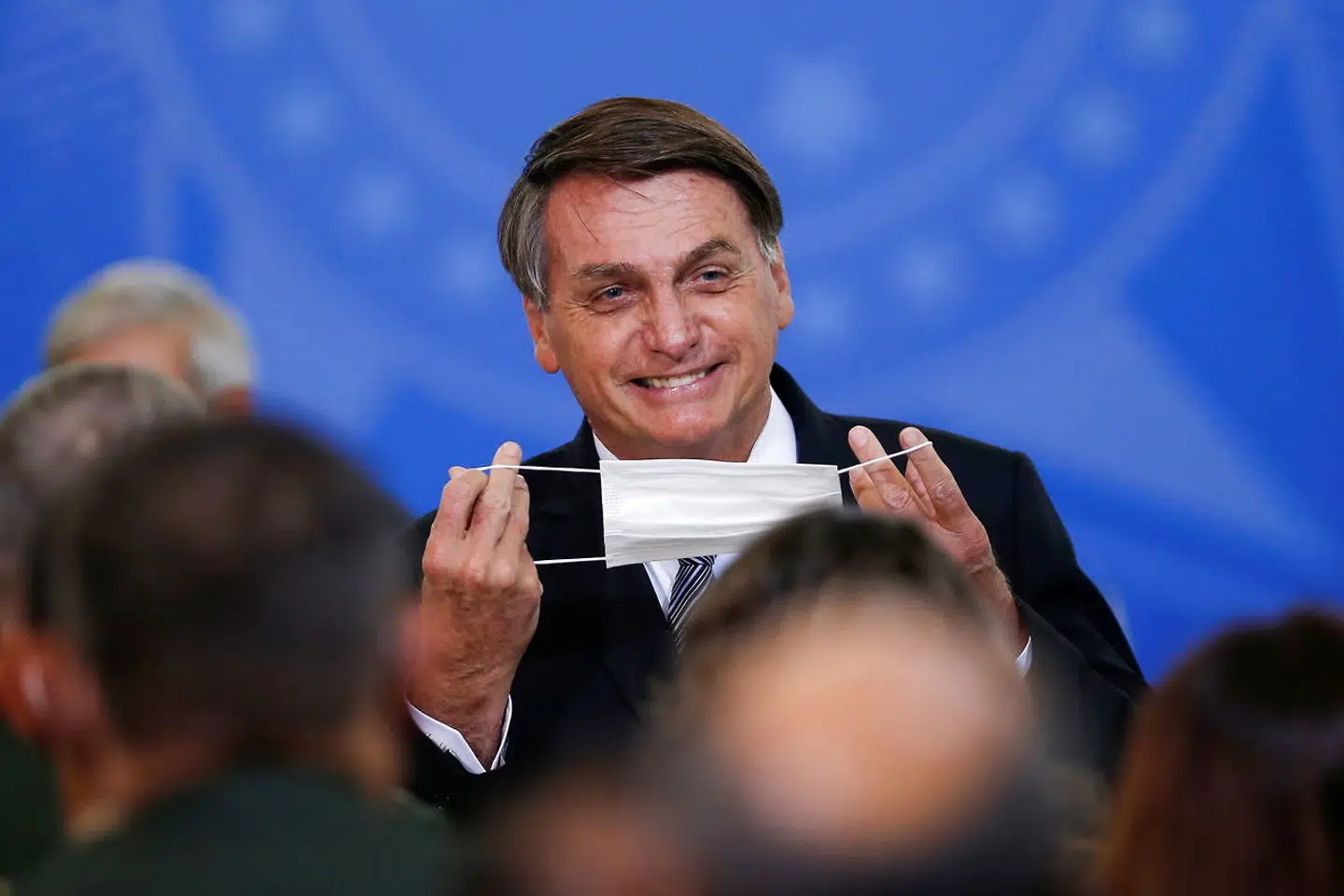 Brasiliens præsident, Jair Bolsonaro, fotograferet fredag under en ceremoni hos de væbnede styrker. Præsidenten har under hele pandemien nægtet at tage landsdækkende forholdsregler og har samtidig bekæmpet regionale nedlukninger.