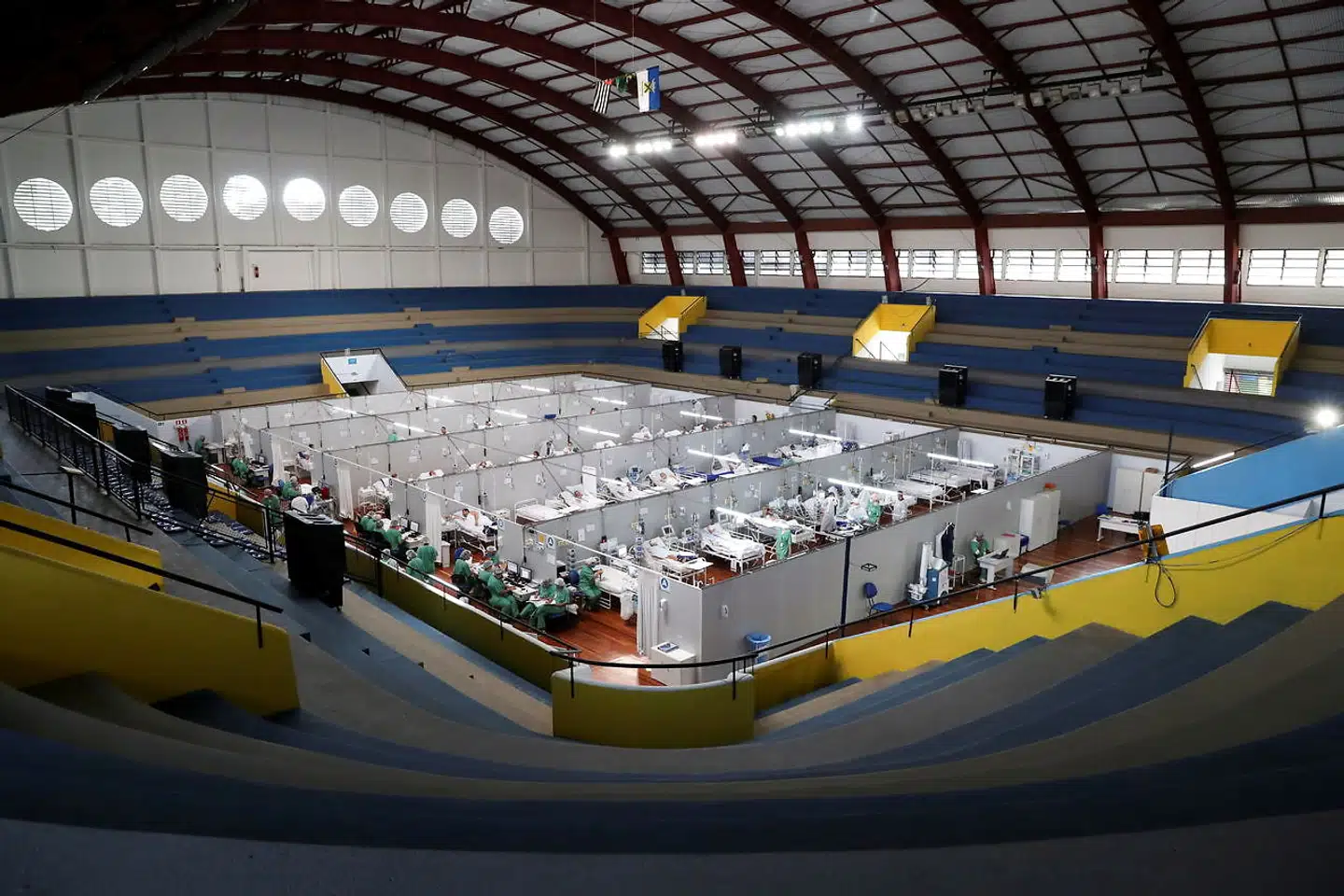 Megabyen São Paulo er hårdt ramt af pandemiens acceleration. Her er en sportshal blevet taget i brug som improviseret covid-19-hospital.