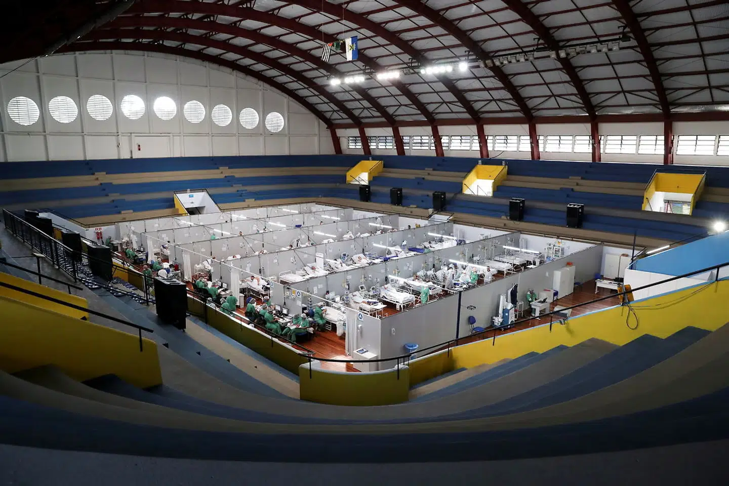 Megabyen São Paulo er hårdt ramt af pandemiens acceleration. Her er en sportshal blevet taget i brug som improviseret covid-19-hospital.