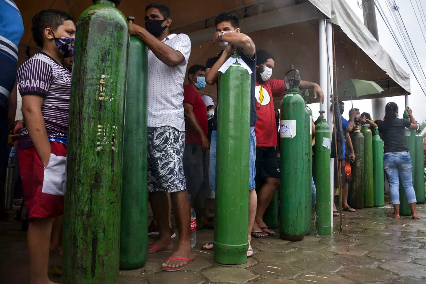 Indbyggere i Manaus står i kø for at få iltbeholdere fyldt op i håb om at redde deres kritisk syge pårørende under den kritiske situation i Amazonas-hovedstaden for et par måneder siden. Nu melder også hospitaler andre steder i Brasilien om knaphed på ilt og medikamenter.