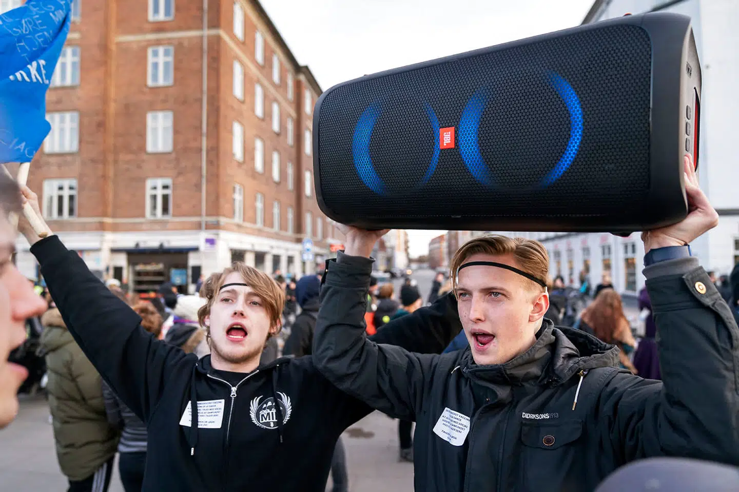 Til højre ses Patrick Spangholm med højttaleren, der blandt andet spillede slagsangen »Mette Ciao«.