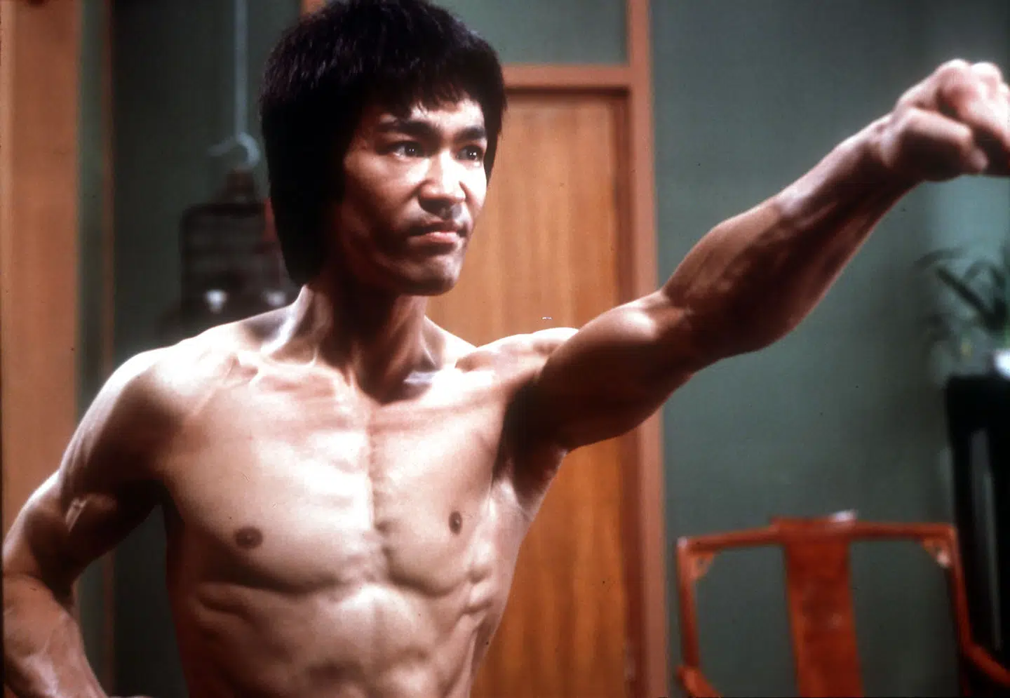 Bruce Lee redefinerede kampsportens rolle i film. Han døde som blot 32-årig, muligvis på grund af overfølsomhed overfor smertestillende medicin.