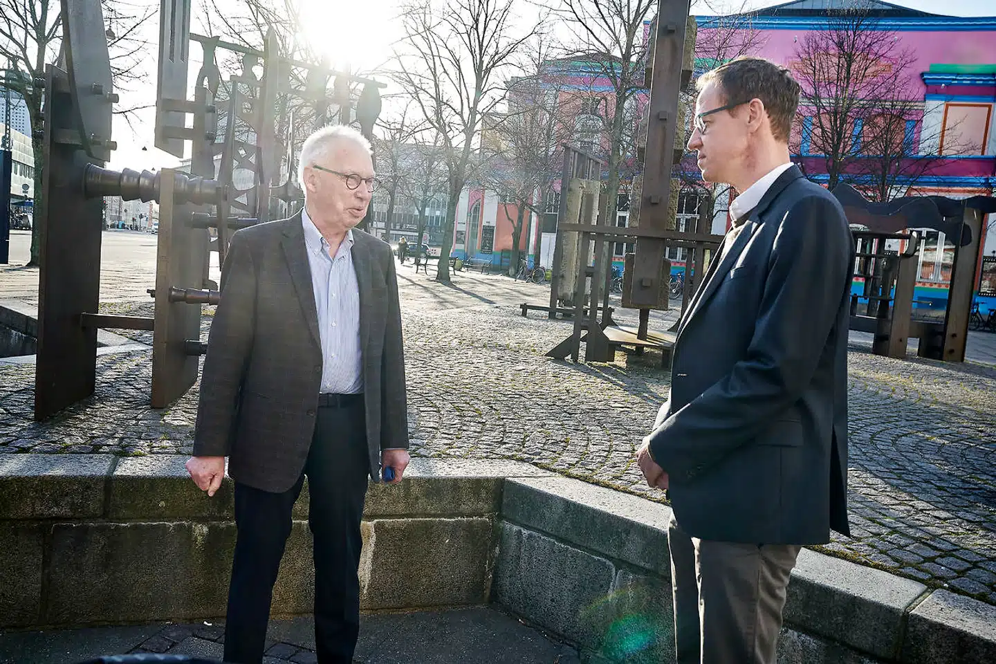 »Regeringens opgør i foråret 2020 med Sundhedsstyrelsens normale monopol på den sundhedsfaglige rådgivning kan i et velvilligt perspektiv læses som et slag for pluralismen i den faglige rådgivning. Men i et mere kynisk perspektiv er det ikke udelukket, at regeringen blot lagde sine æg over i seruminstituttets kurv, fordi instituttet svarede, som rekvirenten ønskede,« skriver Jørgen Grønnegaard (t.v.) og Peter Bjerre Mortensen