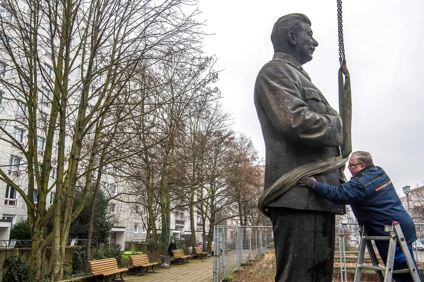 En statue af Josef Stalin fjernes fra Berlins Karl-Marx Allee i januar 2018. Den 4,8 meter høje statue skulle promovere en udstilling om Stalin og stod kun i 15 minutter.