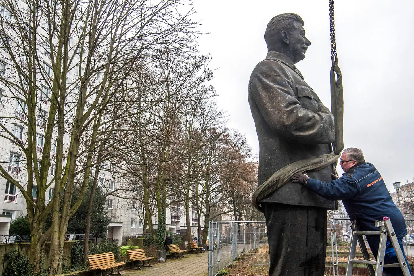 En statue af Josef Stalin fjernes fra Berlins Karl-Marx Allee i januar 2018. Den 4,8 meter høje statue skulle promovere en udstilling om Stalin og stod kun i 15 minutter.
