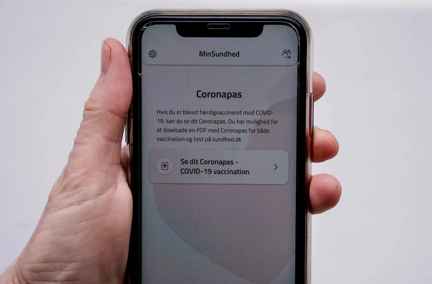På appen MinSundhed er det muligt at hente det midlertidige coronapas, hvoraf brugerens cpr-nummer så også fremgår. Det er problematisk, mener Etisk Råd og Dataetisk Råd.