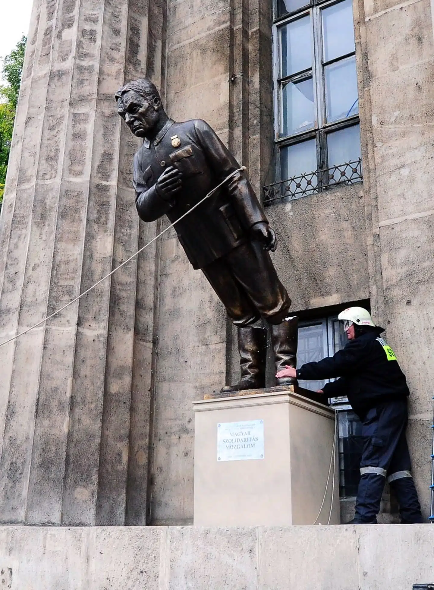 Statuer er en del af den politiske debat. I 2013 fjernede man i Budapest en plastikstatue af Ungarns leder, Viktor Orban. Statuen havde Orbans ansigt og Stalins krop. Statuen var opsat som en del af de politiske protester mod Orbans regering.