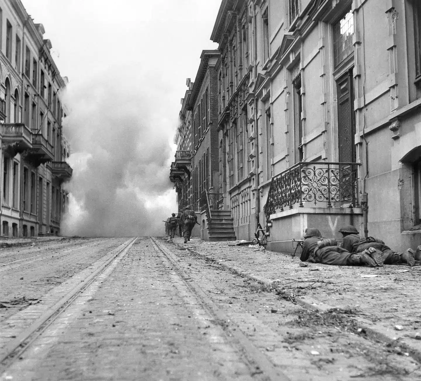 Arkivfoto. Marga Minco, der er en anerkendt og prisbelønnet forfatter, er netop fyldt 101 år. I 1940, da nazisterne invaderede Holland, var hun 20 år gammel, og da krigen sluttede fem år senere, var verden en anden, og hun var den eneste overlevende i sin familie. Her er det britiske soldater, der kæmper i gaderne i den hollandske by Arnhem, april 1945, kort tid før Tyskland kapitulerer.