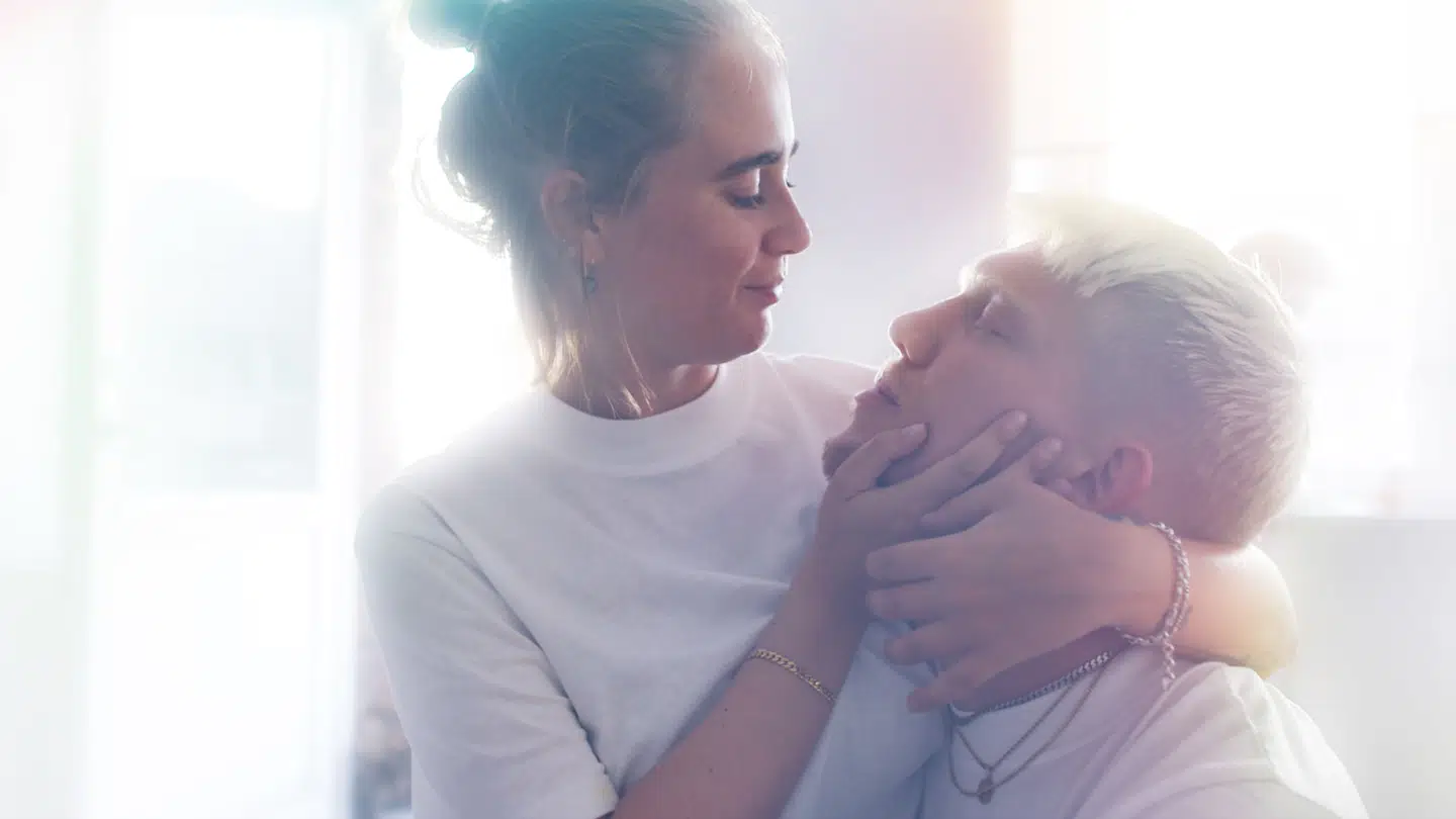 DR3 har valgt at følge kæresteparret Simon og Ida-Sophia i deres fælles liv i og uden for Danmark. Med håndholdt kamera filmer de to hinanden og sig selv under hverdagens trivielle gøremål.