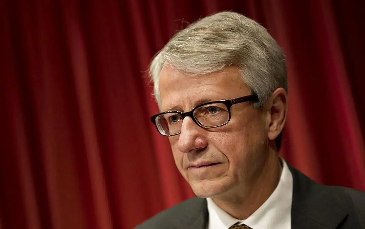 Som 66-årig skaber advokat Niels Heering overskrifter, fordi han foretrækker et topjob i Danske Bank og ikke er til sutsko og hjemlig hygge.