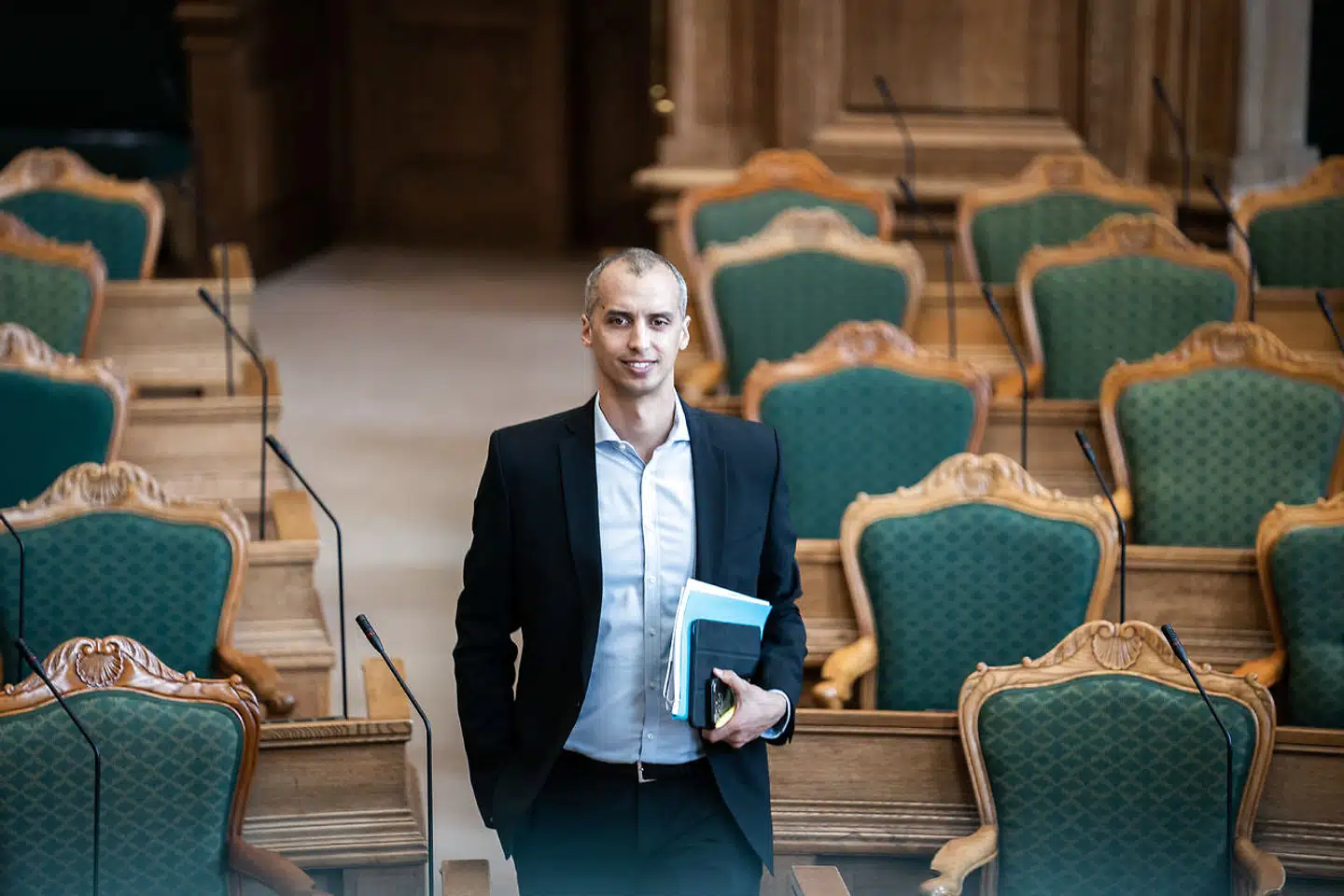 »Danmark har været åben og ærlig fra første dag. Vi har sagt tydeligt til de syriske flygtninge, at deres opholdstilladelse er midlertidig. Den kan inddrages, hvis der ikke længere er behov for beskyttelse,« udtalte udlændinge- og integrationsminister Mattias Tesfaye i en pressemeddelelse fra februar.