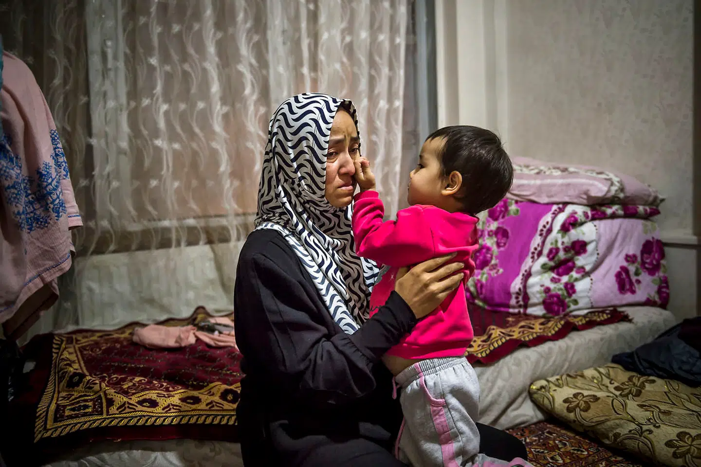 Berlingske mødte i 2019 uighuren Meriyemgül Ablimit, 45 år, i Istanbul. Hun var rejst dertil fra Xinjiang med Symeje – nu to år – i maven. Hun efterlod sin mand og 15-årige datter tilbage i Xinjiang og mente, at manden var kommet i en genopdragelseslejr og datteren på et børnehjem.