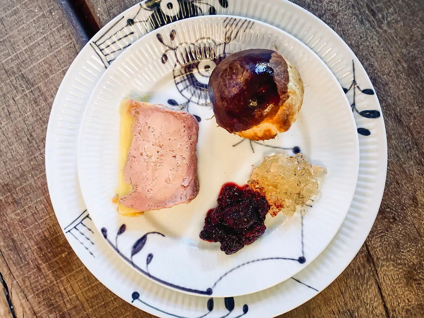 Foie gras terrine med gelé, brombærkompot og brioche bolle.