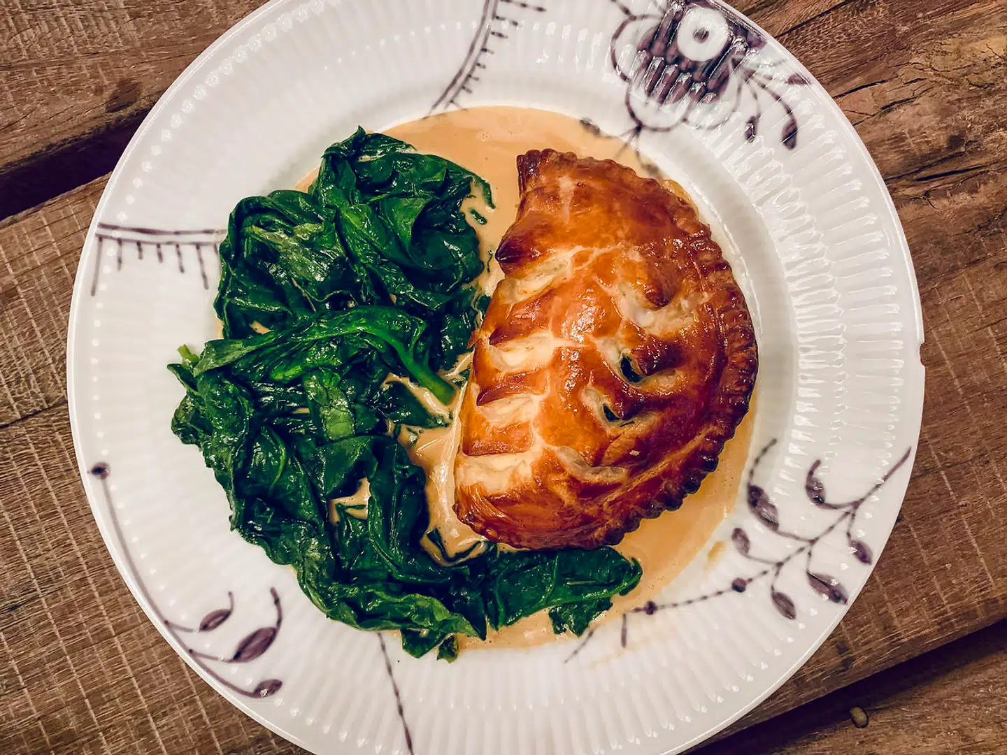 Butterdejsindbagt pighvar, normalt kaldet »hvalen«, er Salons signaturret. Her er det den mere medgørlige lillesøster, »delfinen«.