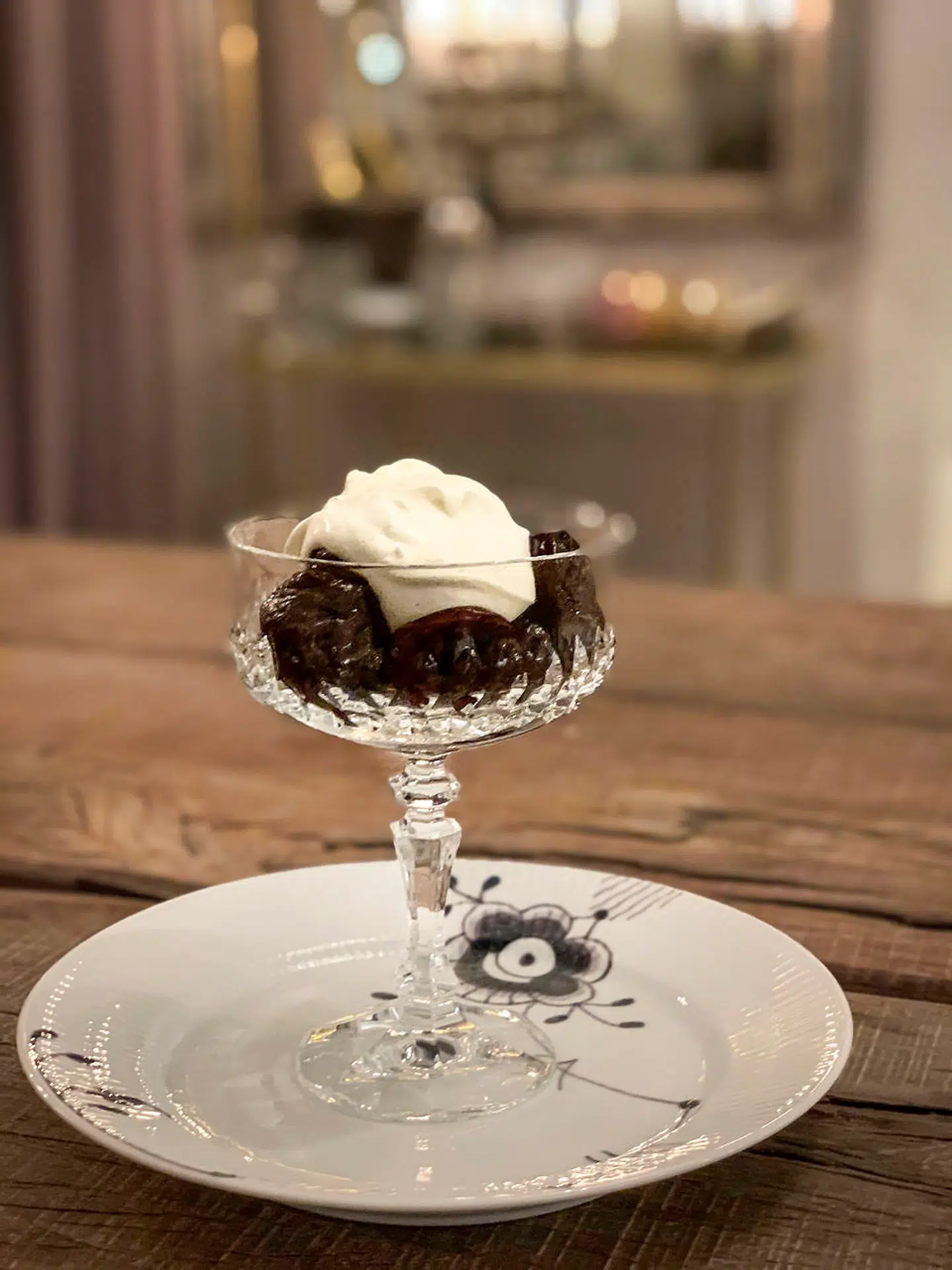 Fordrukne svesker med crème chantilly.