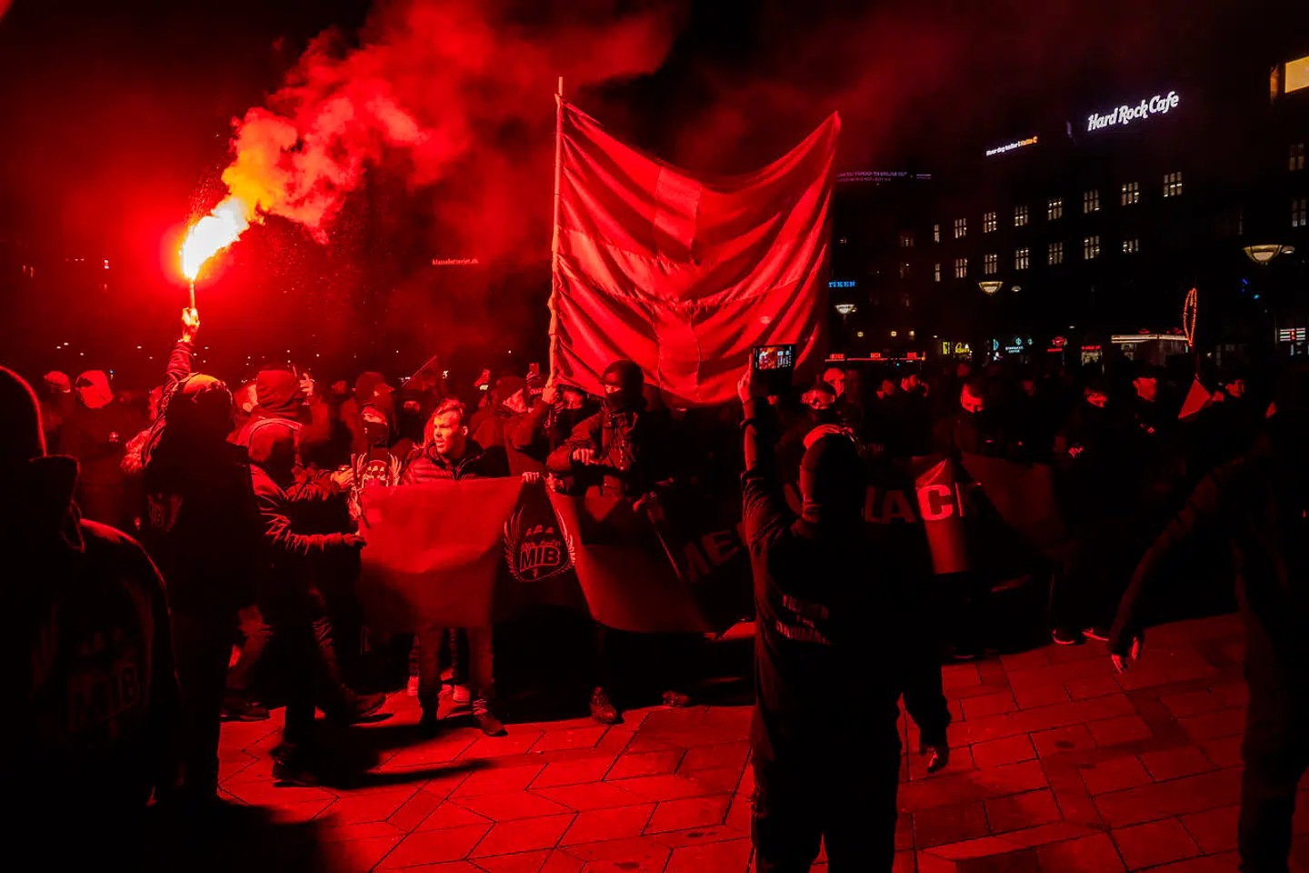 Den 28-årige mand, som torsdag blev dømt skyldig i at affyre bomberør under en demonstration, forklarede, at det var en anden mand, der antændte fyrværkeriet.