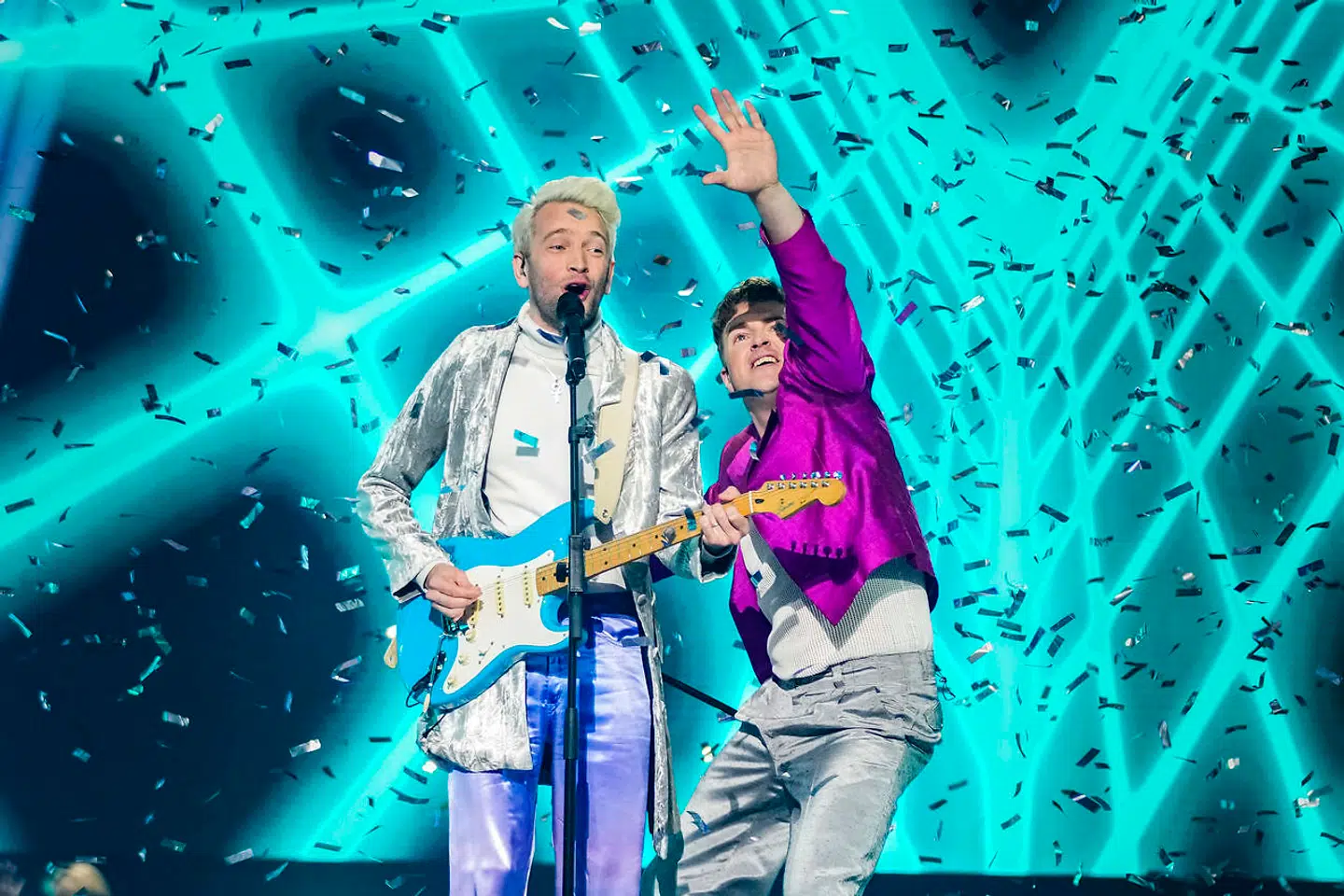 Vinderne Fyr & Flamme på scenen ved Dansk Melodi Grand Prix 2021 i DR Byens Studie 5 i København 6. marts 2021.