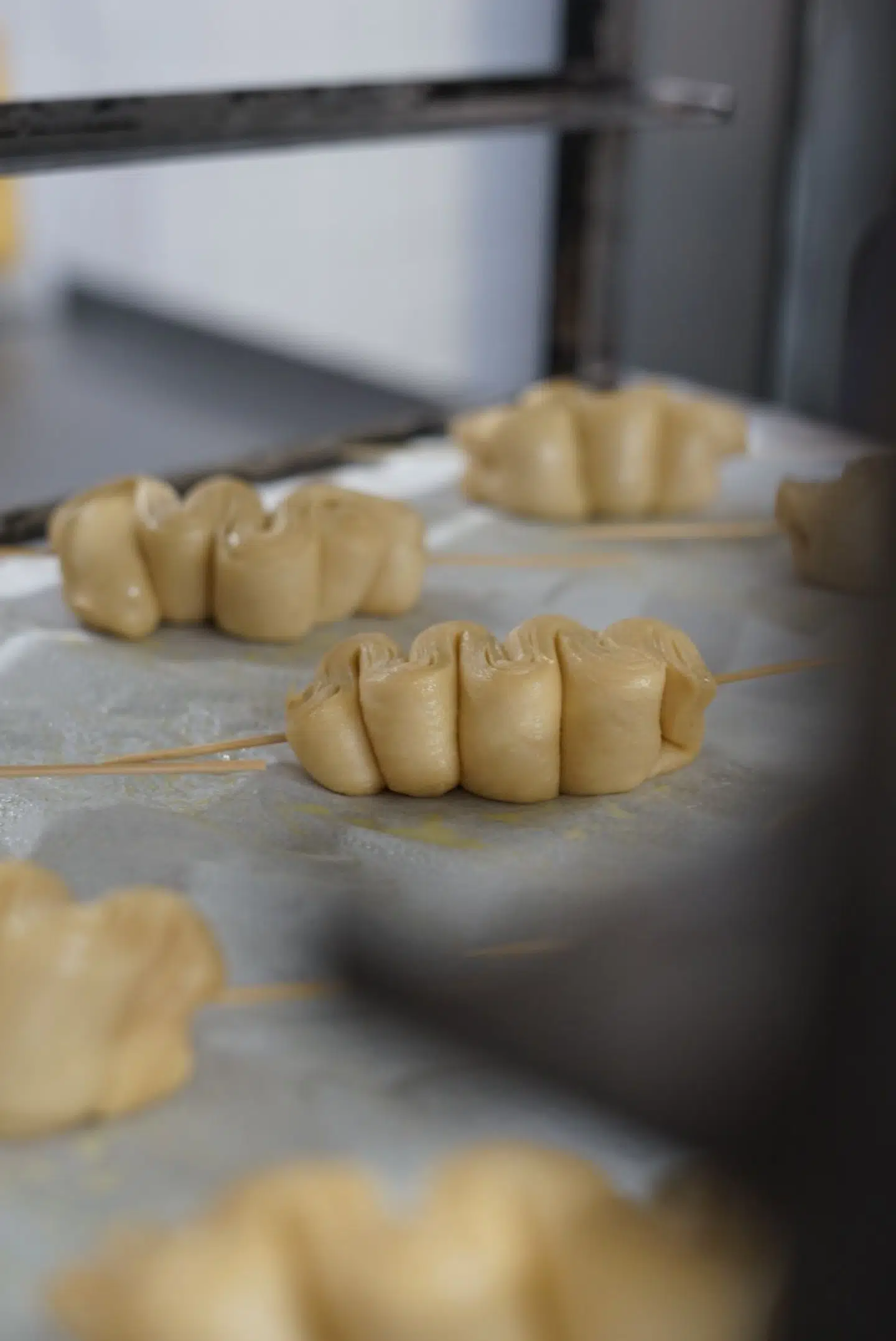 Lamineret croissantdej genopstår som »citronbølger«.