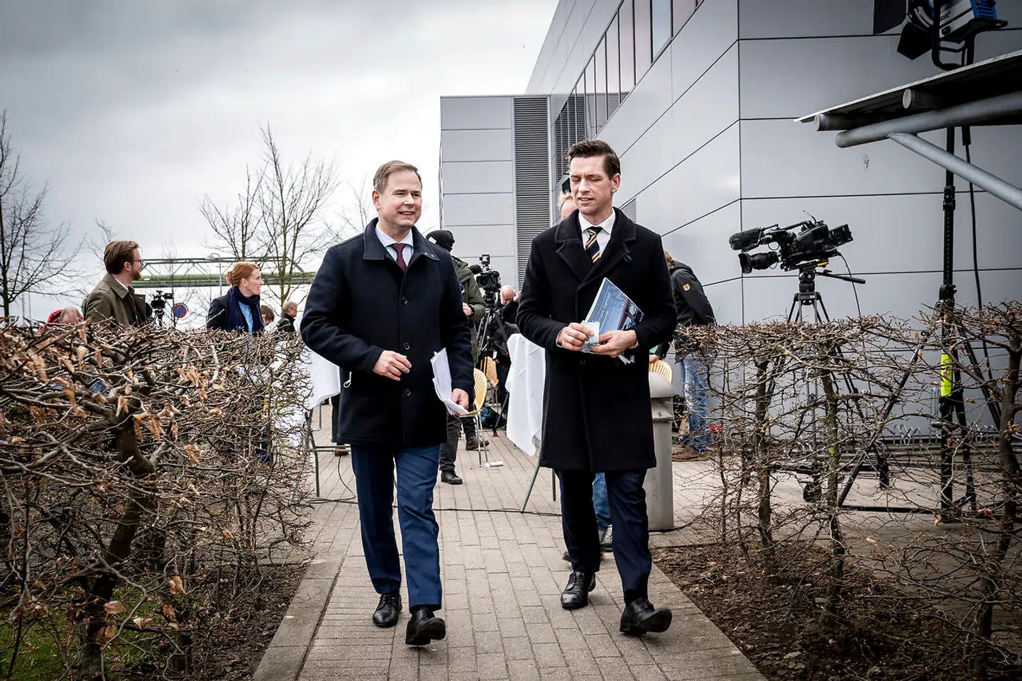 Finansminister Nicolai Wammen (S) samt indenrigs- og boligminister Kaare Dybvad Bek (S) efter pressemøde om Danmark fremad - regeringens nye plan for investeringer i dansk infrastruktur hos Novo Nordisk i Kalundborg, torsdag den 8. april 2021.. (Foto: Mads Claus Rasmussen/Ritzau Scanpix)