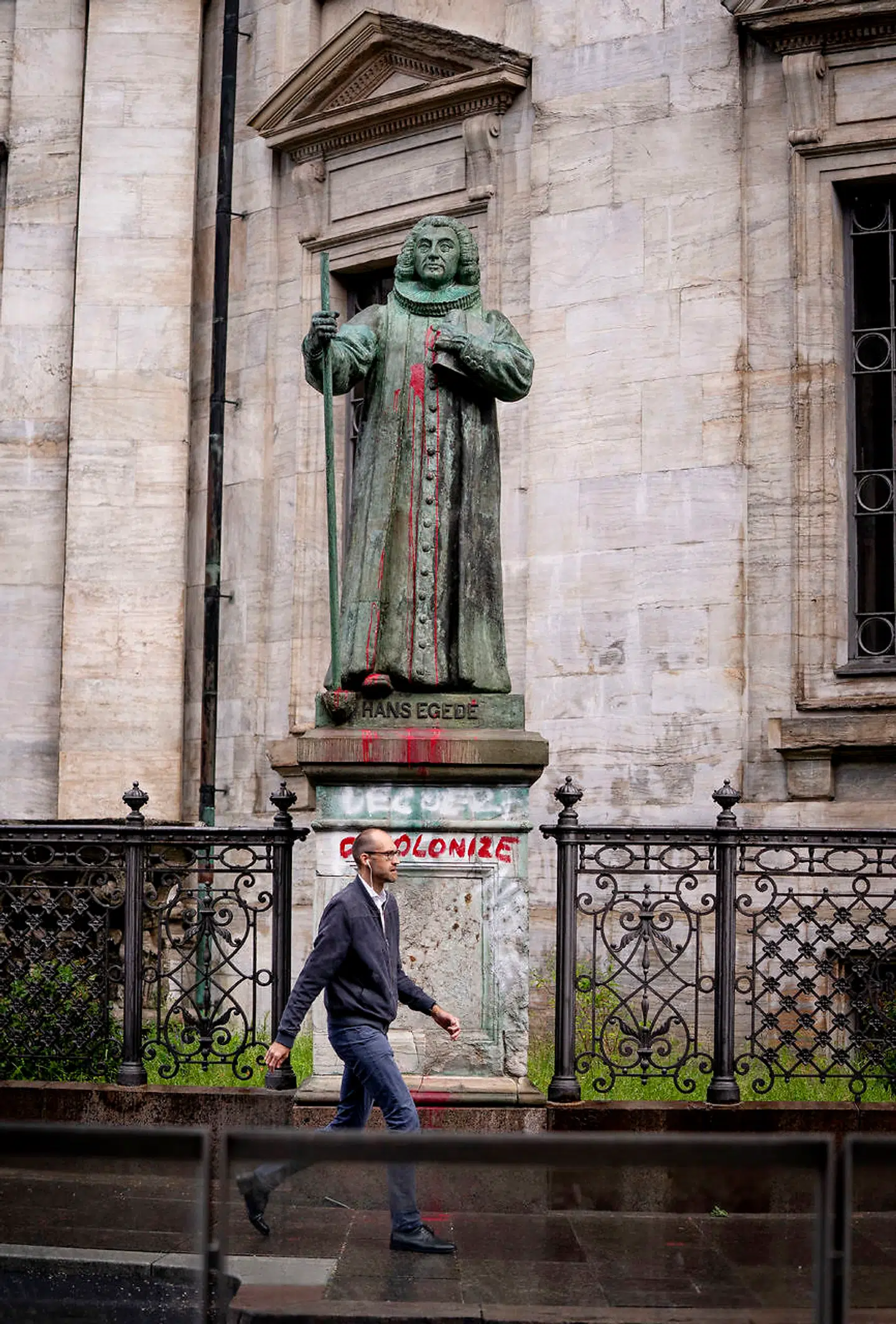 En statue af den dansk-norske missionær Hans Egede ved Marmorkirken i København blev udsat for hærværk 30. juni 2020. Hans Egede var missionær i Grønland i 1700-tallet.