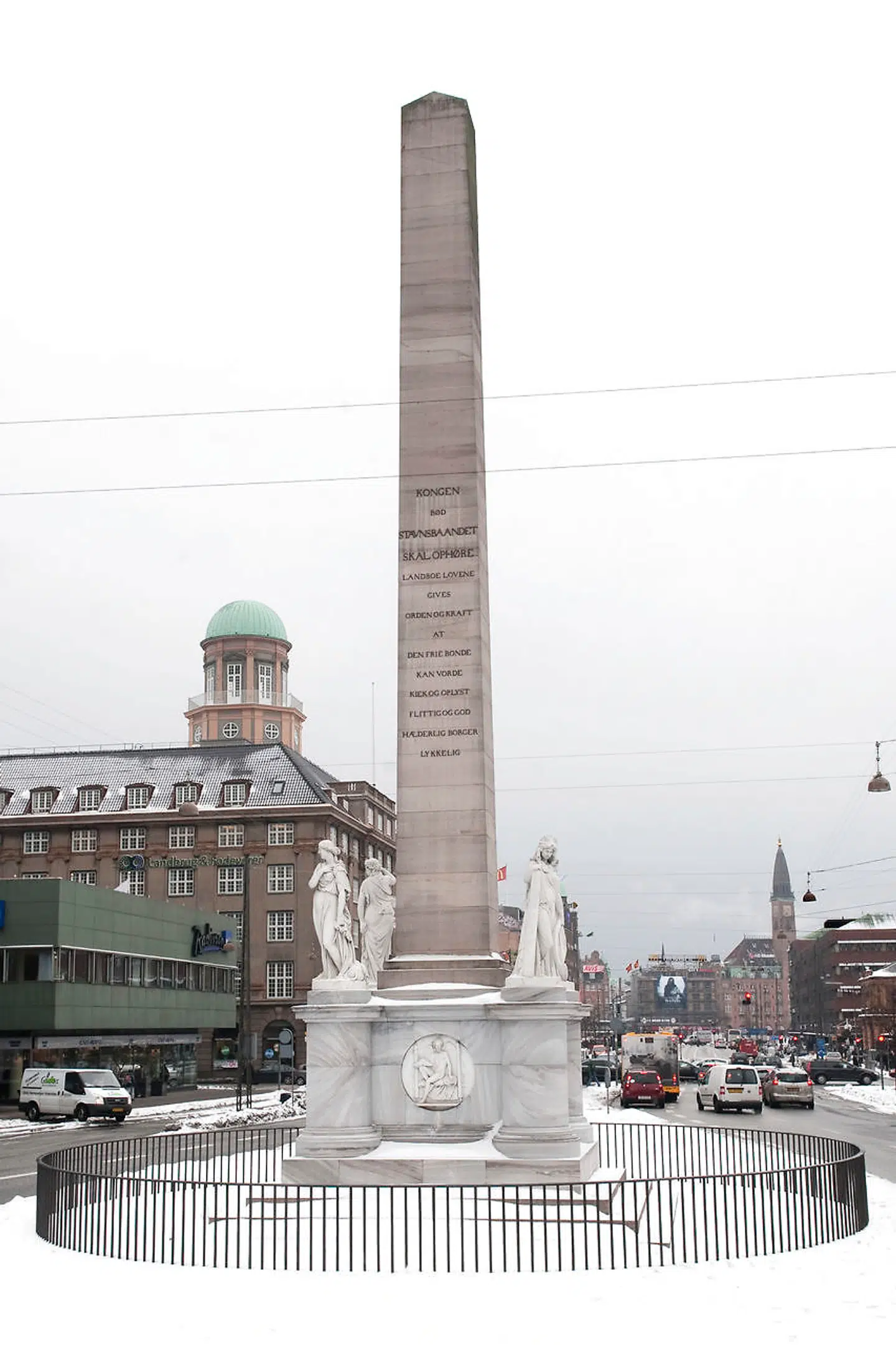 Frihedsstøtten på Vesterbrogade ved Københavns Hovedbanegård er en 20 meter høj obelisk, rejst som et monument til minde om stavnsbåndets ophævelse ved landboreformerne fra 1788. Astrid Nonbo Andersen siger, at ingen bemærker den eller andre monumenter og statuer, og først når nogen overmaler dem eller lignende, bliver man klar over, at de findes.