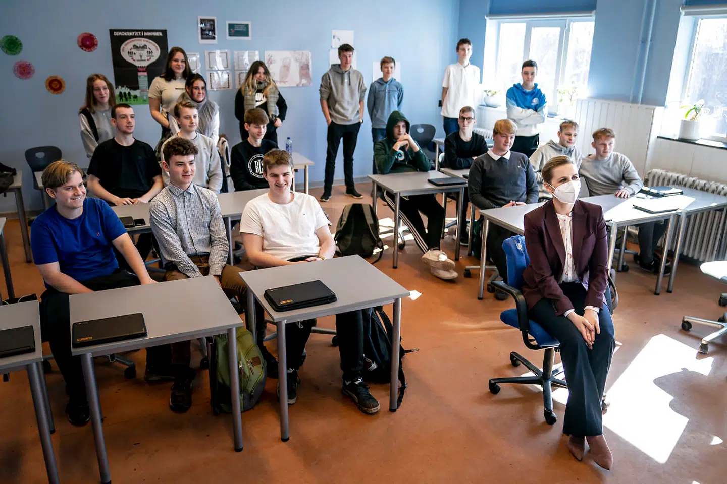Statsminister Mette Frederiksen (S) poserer til et gruppefoto med 9a på Bavneskolen i Dalby. Bag Mette Frederiksen sidder Nick Jensen, hvis finger på et andet billede af samme situation efterfølgende skulle få stor opmærksomhed.