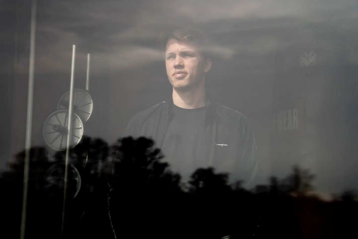 20-årige Oliver Møllenberg har overvejet, om det kan have konsekvenser for ham at udtale sig negativt om grupperingerne i byen. »Men hvad er det værste, der kan ske,« spørger han. »De kan true mig eller give mig tæsk. Men det er jeg ikke bange for,« siger bokseren.