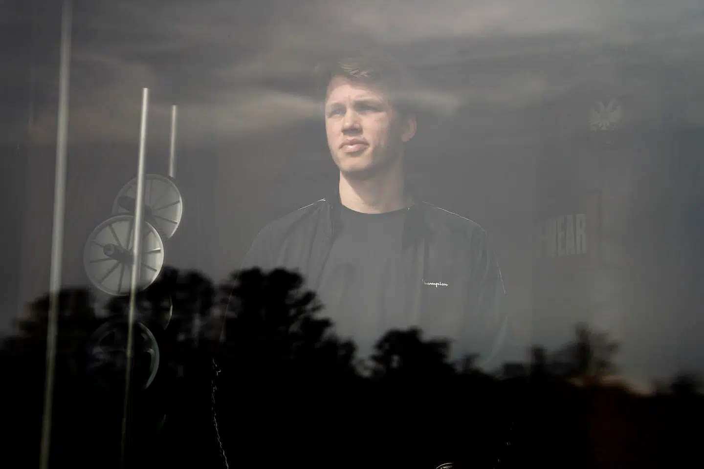 20-årige Oliver Møllenberg har overvejet, om det kan have konsekvenser for ham at udtale sig negativt om grupperingerne i byen. »Men hvad er det værste, der kan ske,« spørger han. »De kan true mig eller give mig tæsk. Men det er jeg ikke bange for,« siger bokseren.