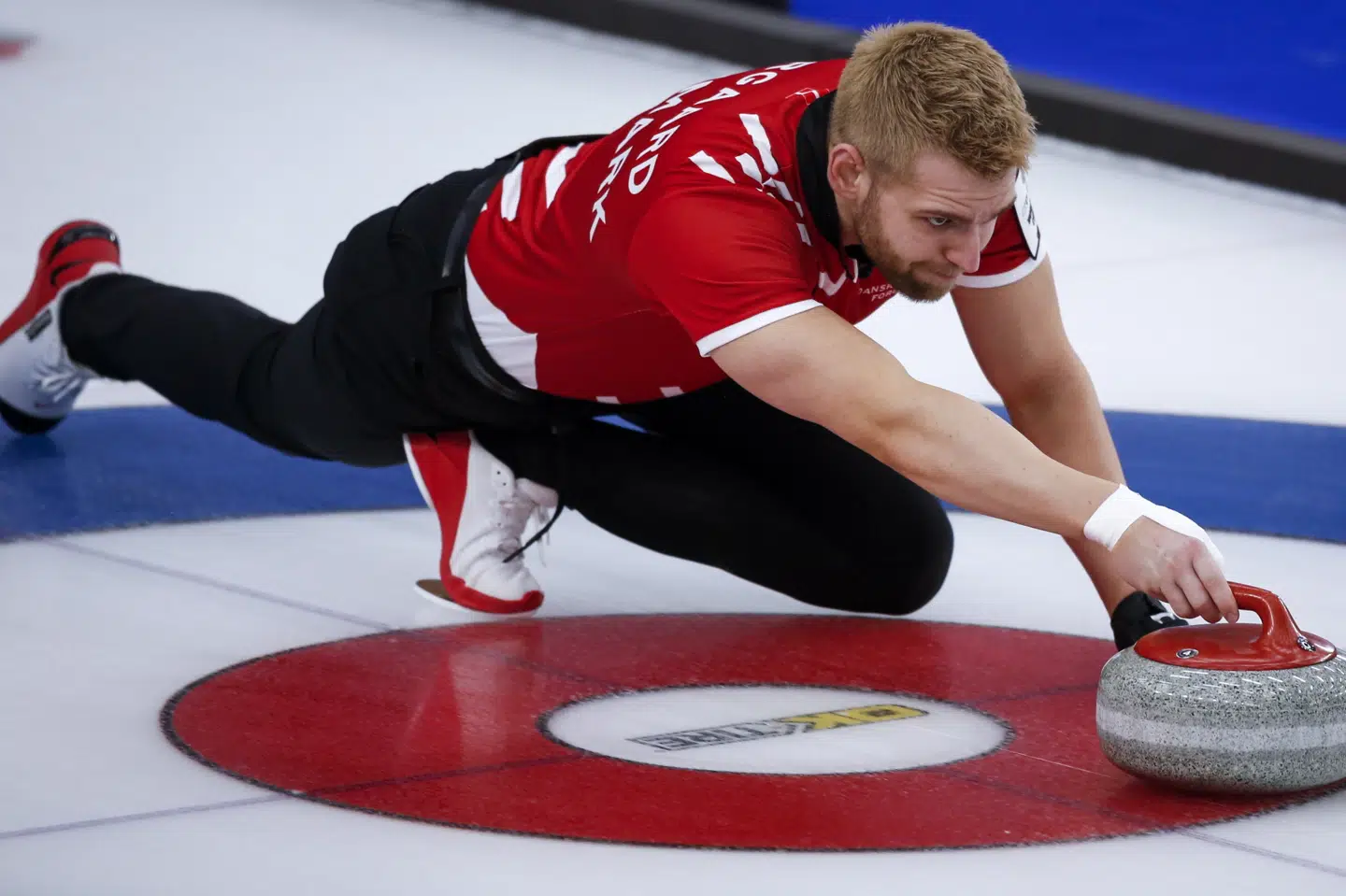 Skipper Mads Nørgaard ses her i aktion under curling-VM. Jeff Mcintosh/Ritzau Scanpix