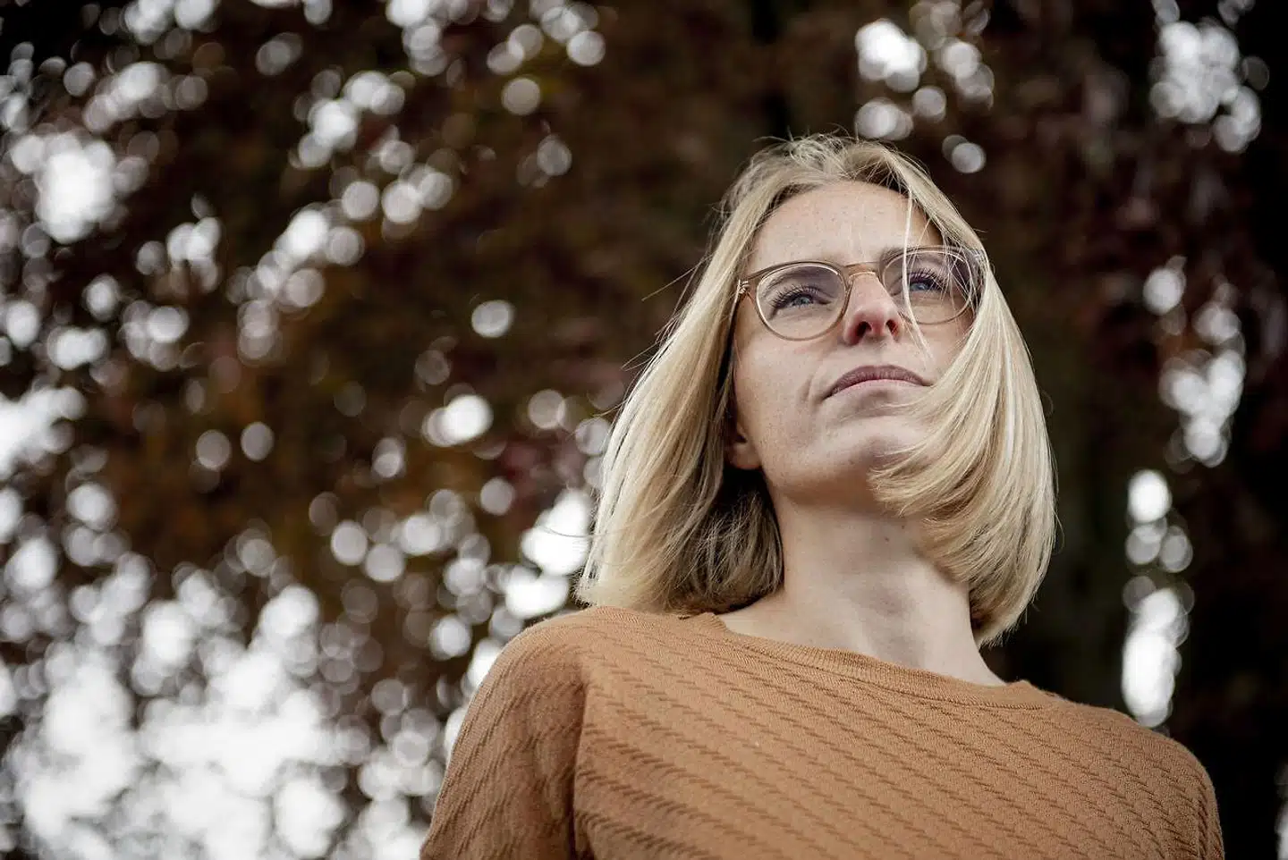 »Virus vil gerne overleve længst muligt, så den let kan smitte videre til næste person. Og deri ligger måske kimen til en normalisering af vores samfund. For det kan virus trods alt kun, hvis den ikke binder os til sengen, eller slår os ihjel alt for hurtigt. Nye mutationer kan i sidste ende blive vores redning,« skriver Ida Donkin.