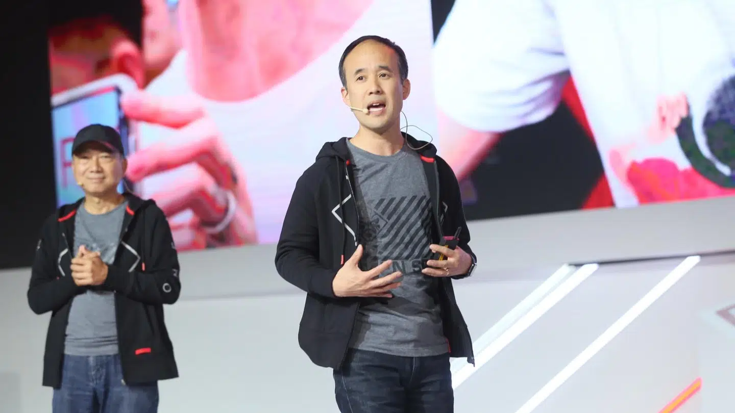 Alex Cho (til højre), som er HPs øverst ansvarlige for blandt andet pc-produktionen, er her på scenen for at præsentere den amerikanske elektronikgigants seneste nyskabelser, hvor den bærbare pc spiller en central og stadig vigtigere rolle.