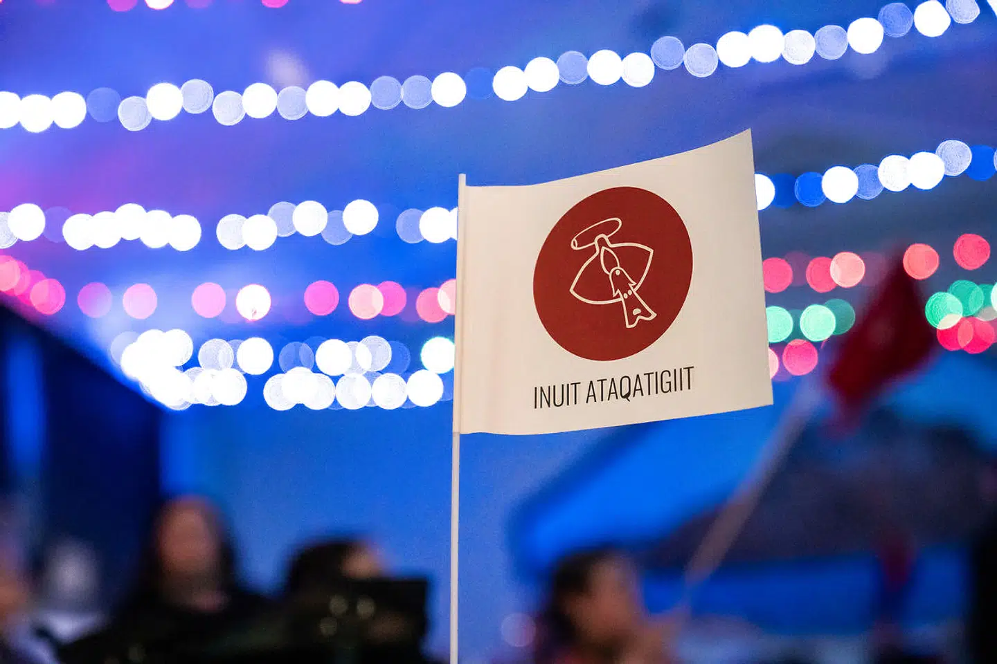 Siumut er for et omstridt mineprojekt i Sydgrønland, som IA er imod. Meningsmålinger op til valget har vist, at størstedelen af den grønlandske befolkning er imod projektet