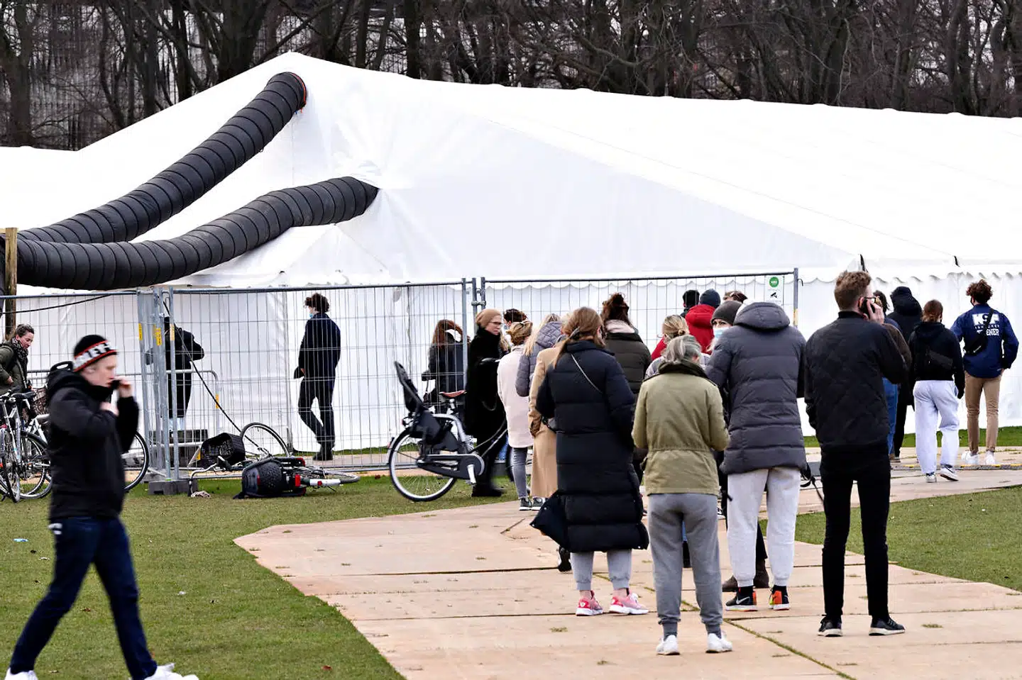 Mandagens kø foran Copenhagen Medicals testcenter i Fælledparken i København.