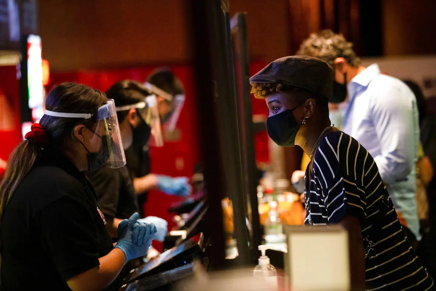 På de første fem dage siden premieren har biograferne solgt billetter for omtrent 48,5 millioner dollar til monsterbraget. Billedet er fra en biograf i Los Angeles i påsken.