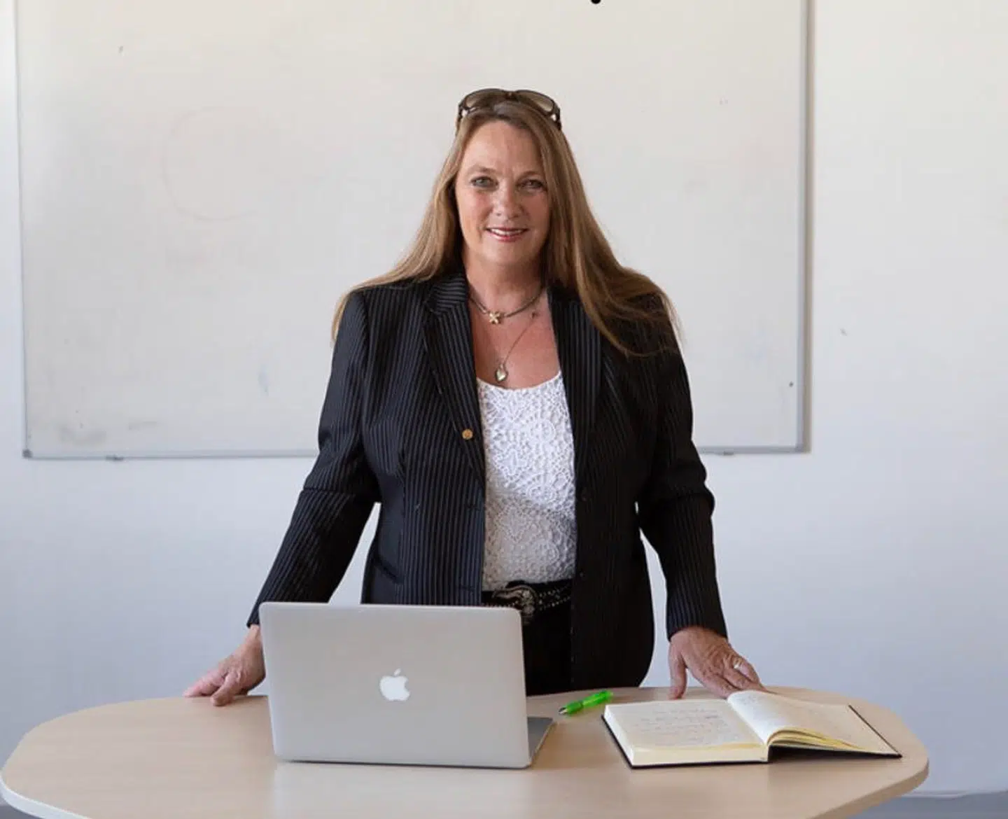 Ann Kate Øhrstrøm i sin danske »arbejdsuniform«. Sideløbende med arbejdet med network marketing og coaching har hun været aktiv i blandt andet netværket Morgendagens Ledere.