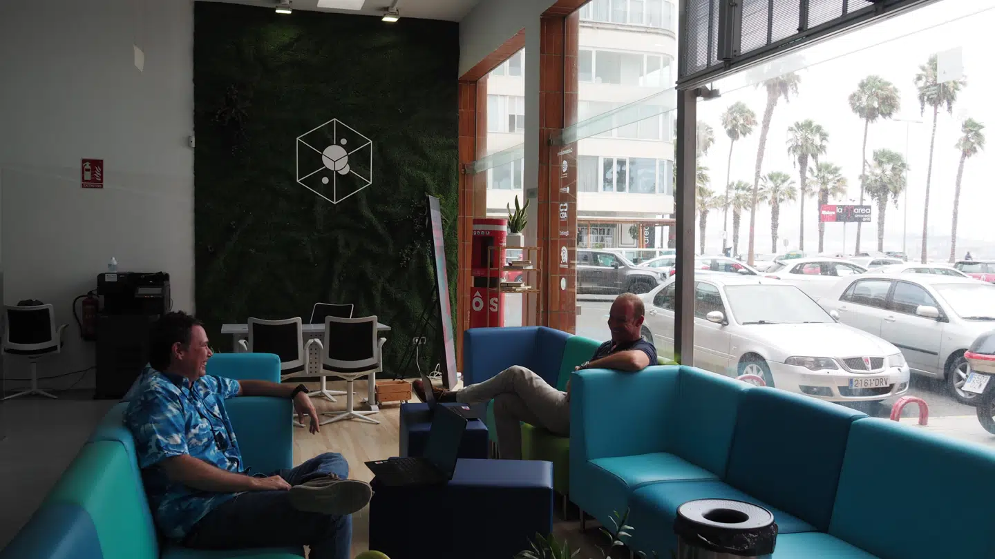 Fjernarbejdere hyggesnakker i et af de godt 120 kontorfællesskaber, eller coworkings, der de seneste år er skudt op som paddehatte overalt på De Kanariske Øer.