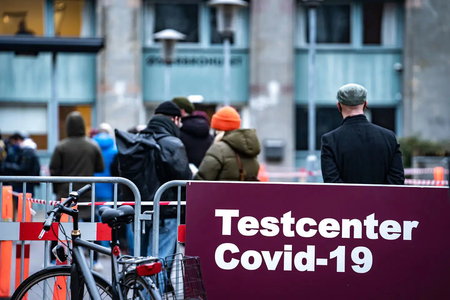 Eksperter vurderer ikke, at man kan stole på en lyntest i mere end 24 timer. Derfor er Enhedslisten og De Konservative nu klar til at se på, om man bør skærpe kravet om et negativt lyntest-resultat i coronapasset fra 72 timer til 24 timer. Her ses et testcenter i Østerbrohuset mandag den 21. december 2020.